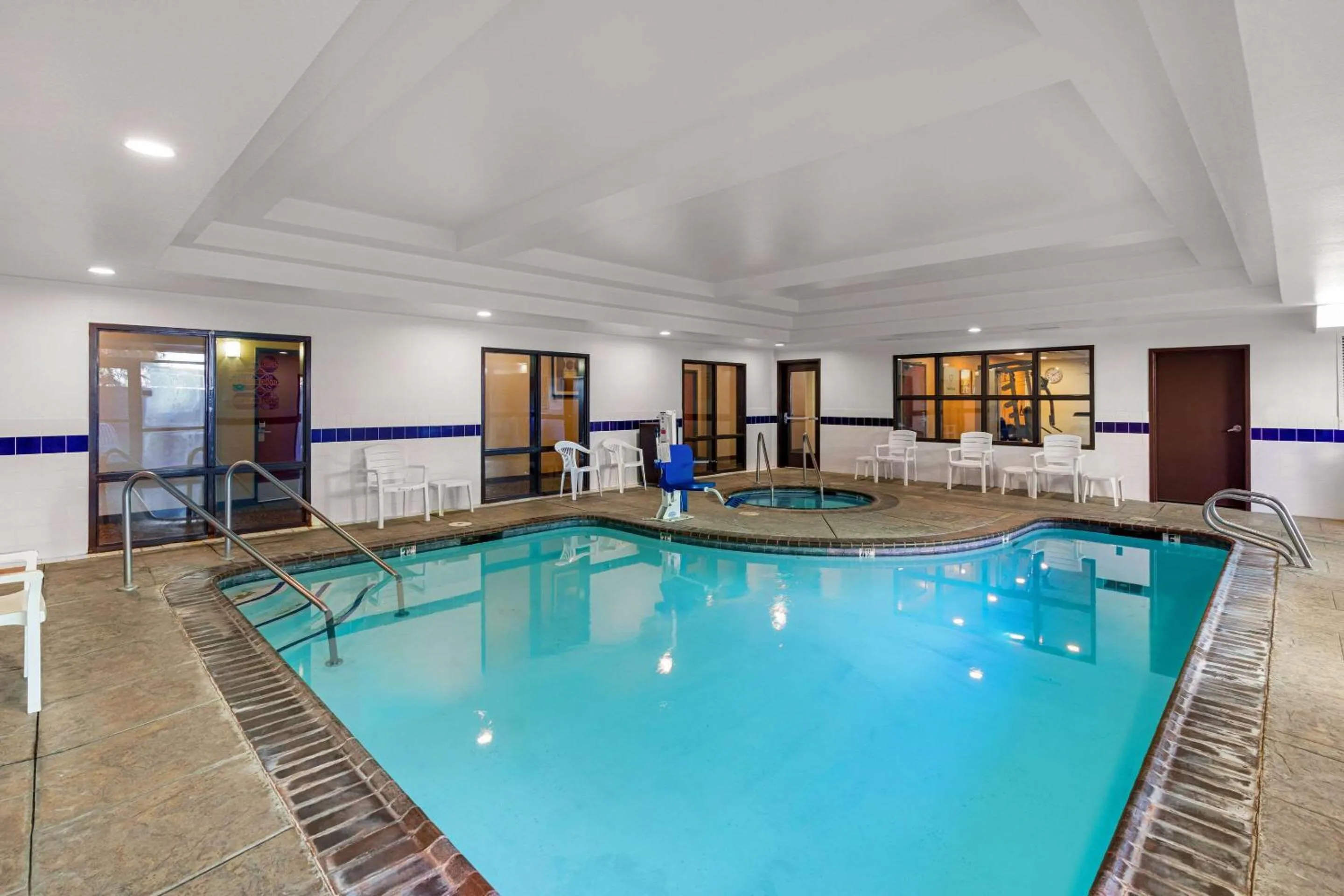 Swimming pool in Comfort Suites Vacaville-Napa Valley Area