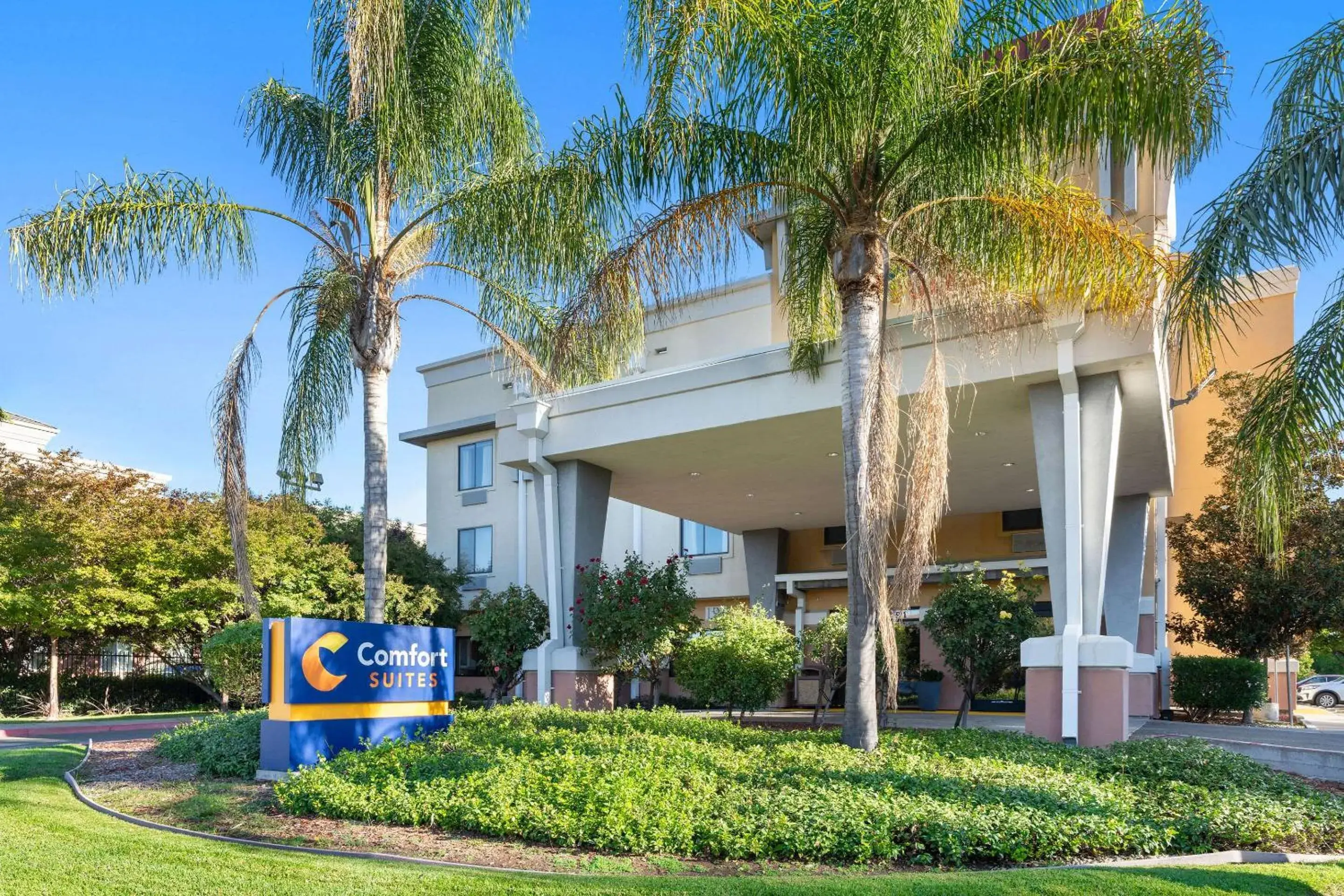 Property building in Comfort Suites Vacaville-Napa Valley Area Property building in Comfort Suites Vacaville-Napa Valley Area