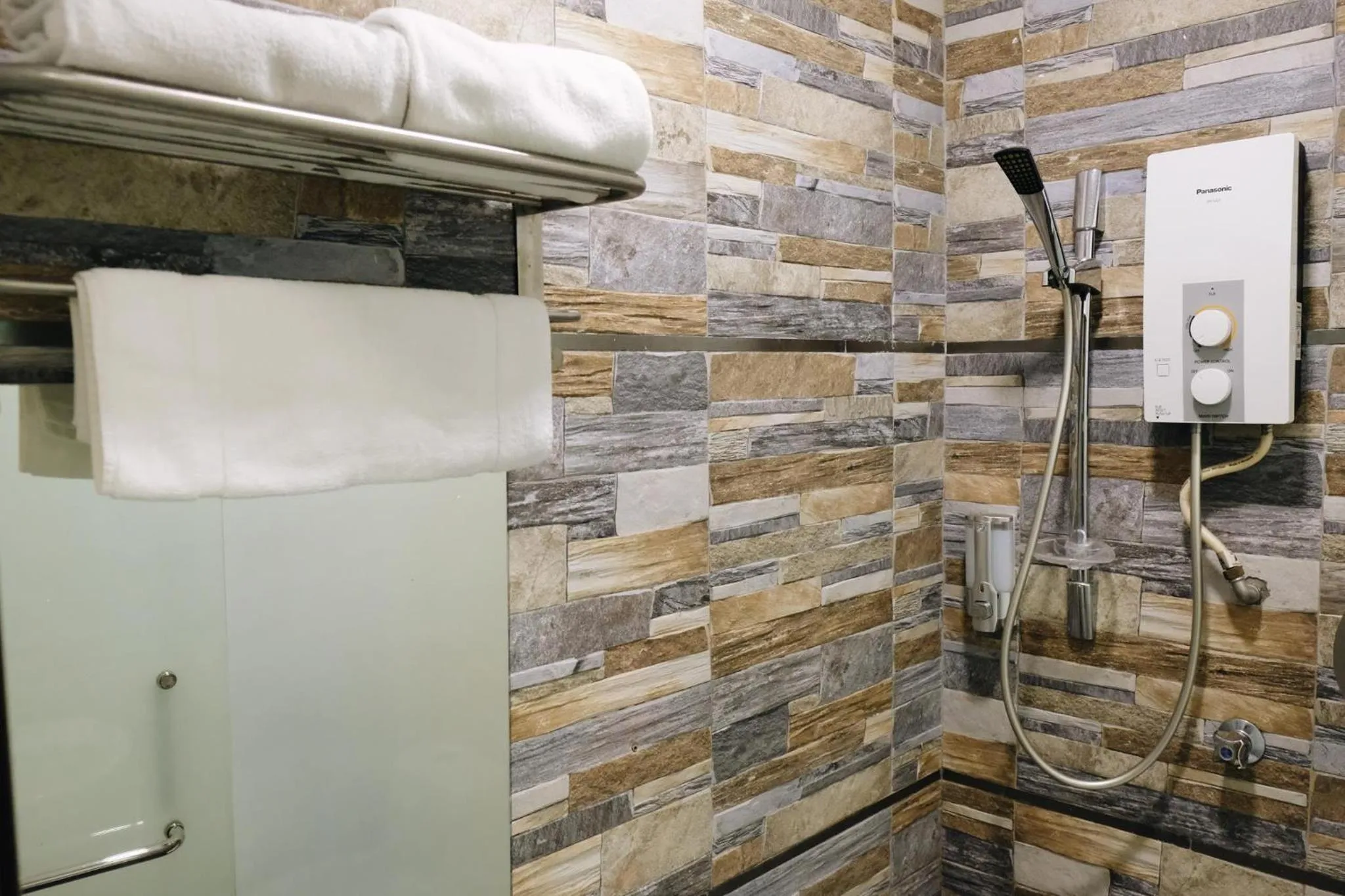 Shower in Era Plus Hotel