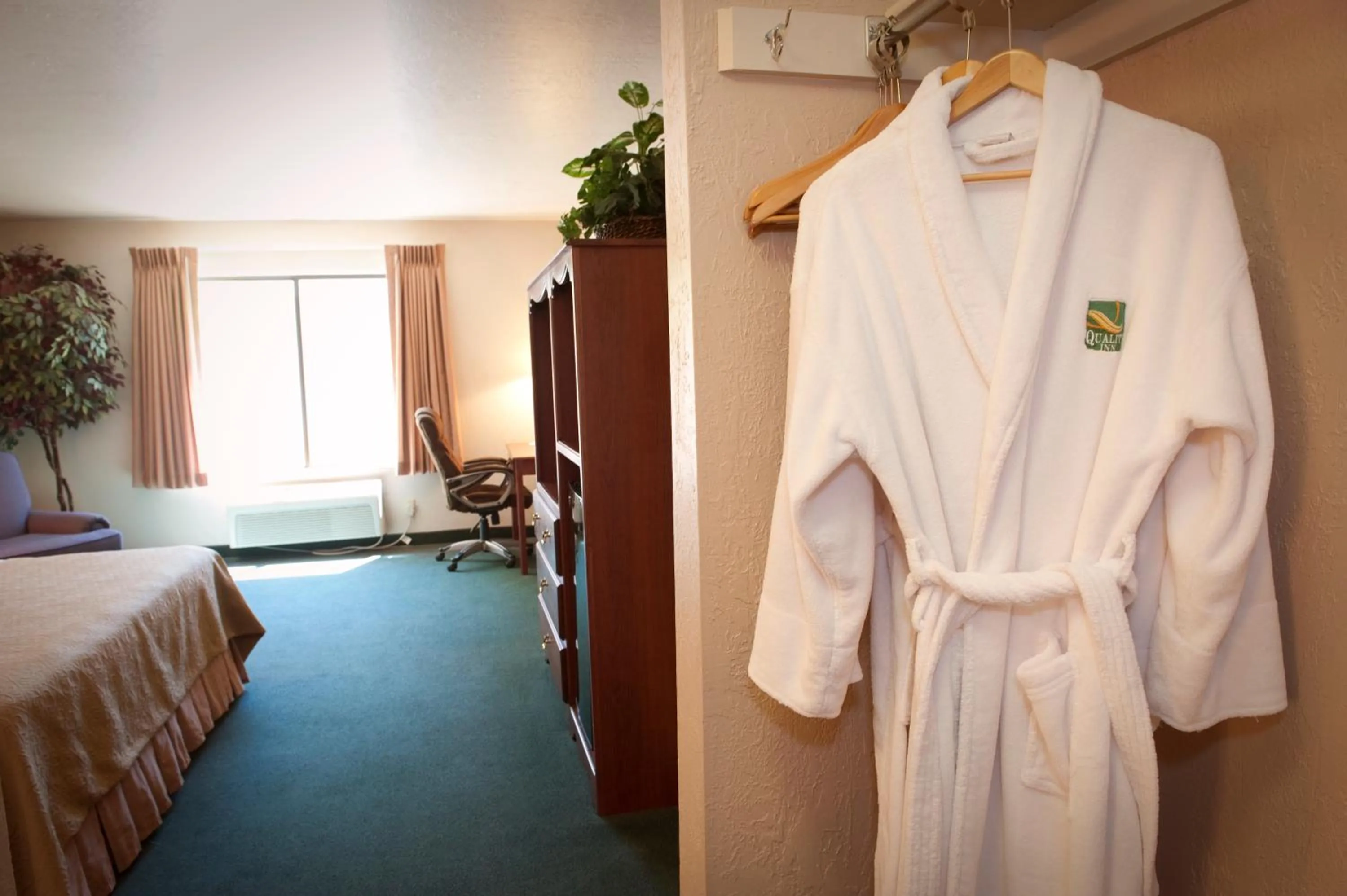 Other, Bed in Quality Inn Richfield I-70