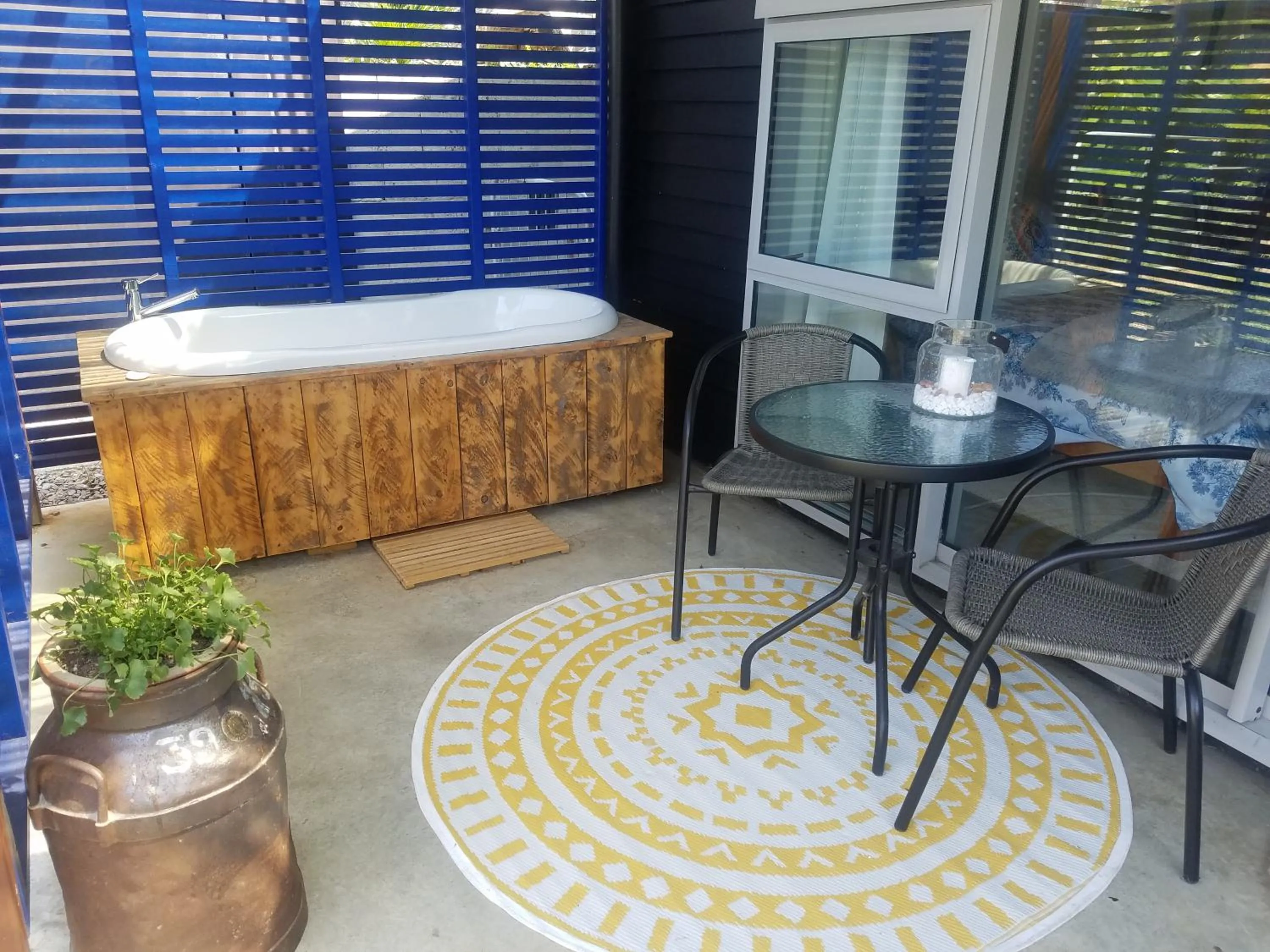 Open Air Bath in The End Lounge B&B