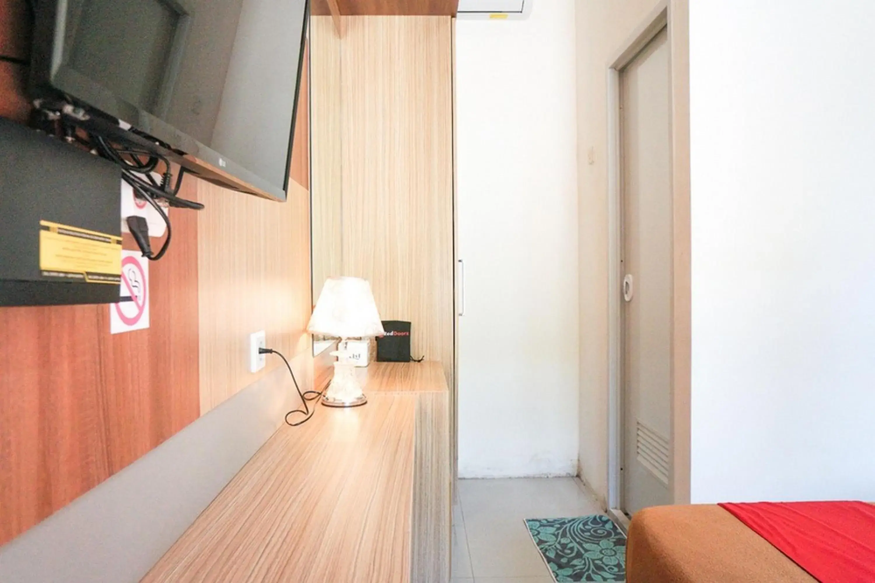 Communal lounge/ TV room, Bed in RedDoorz Syariah @ Buduran Sidoarjo