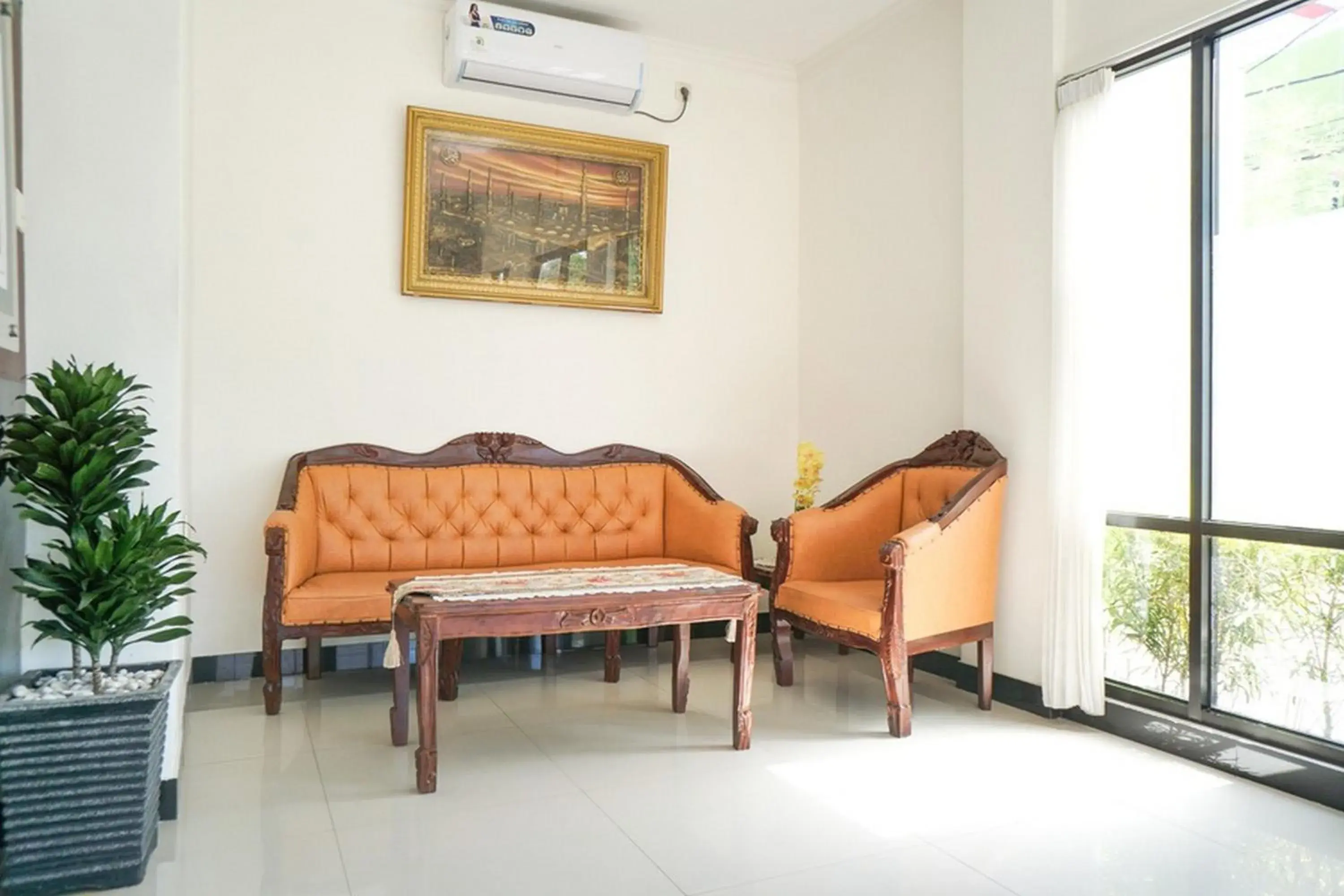 Lobby or reception, Seating Area in RedDoorz Syariah @ Buduran Sidoarjo