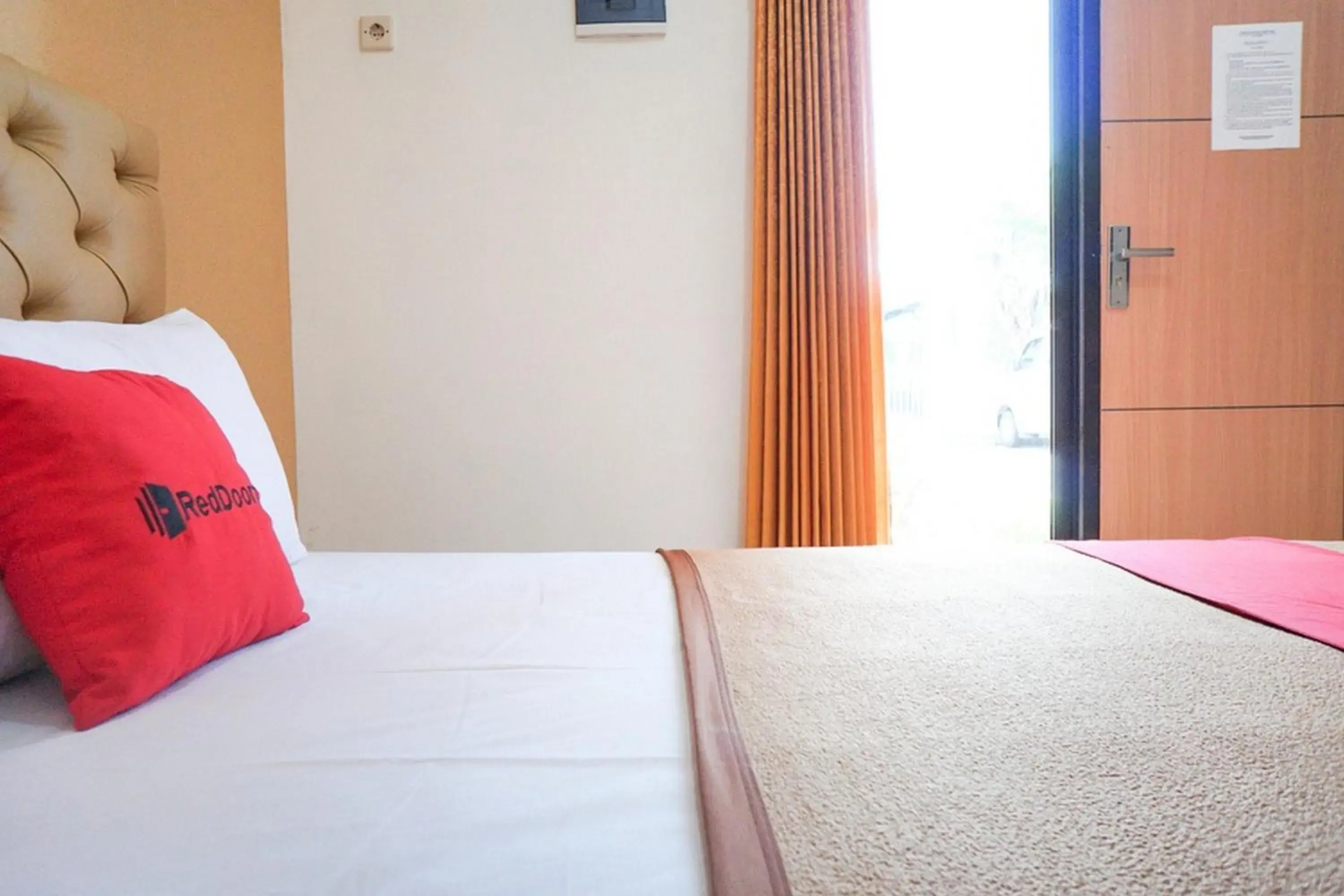 Bedroom, Bed in RedDoorz Syariah @ Buduran Sidoarjo