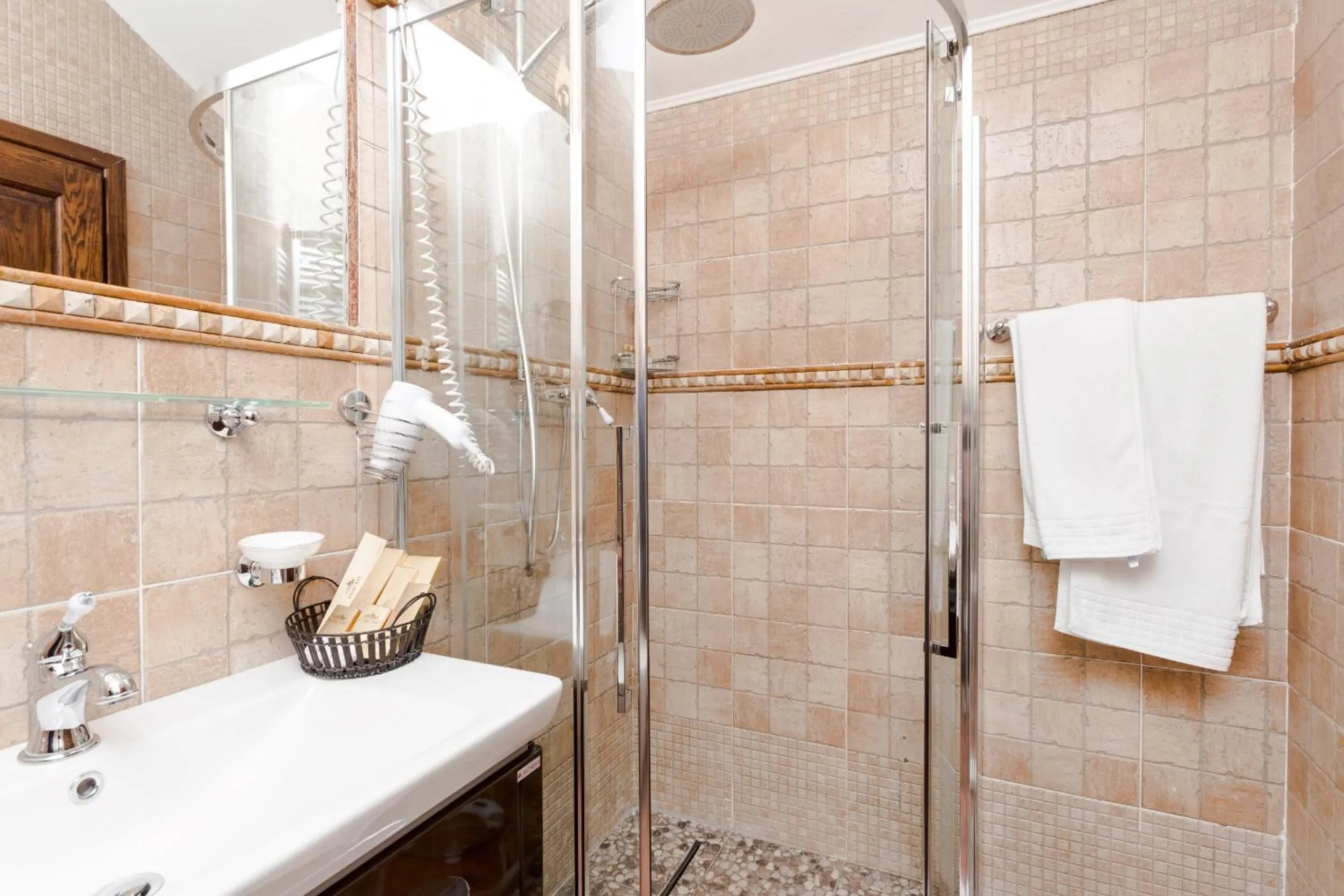 Shower in Chateau Purcari