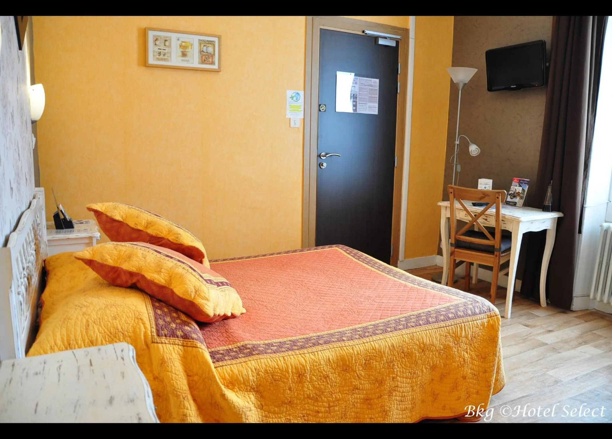 Property building, Bed in Hôtel Select