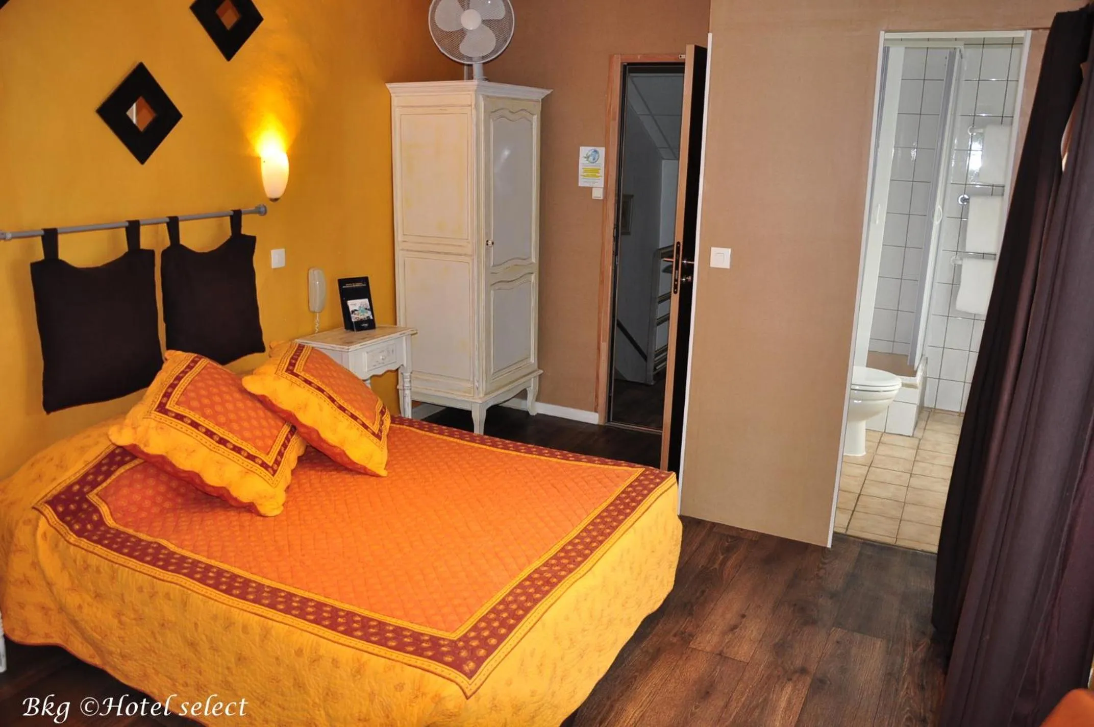 Toilet, Bed in Hôtel Select