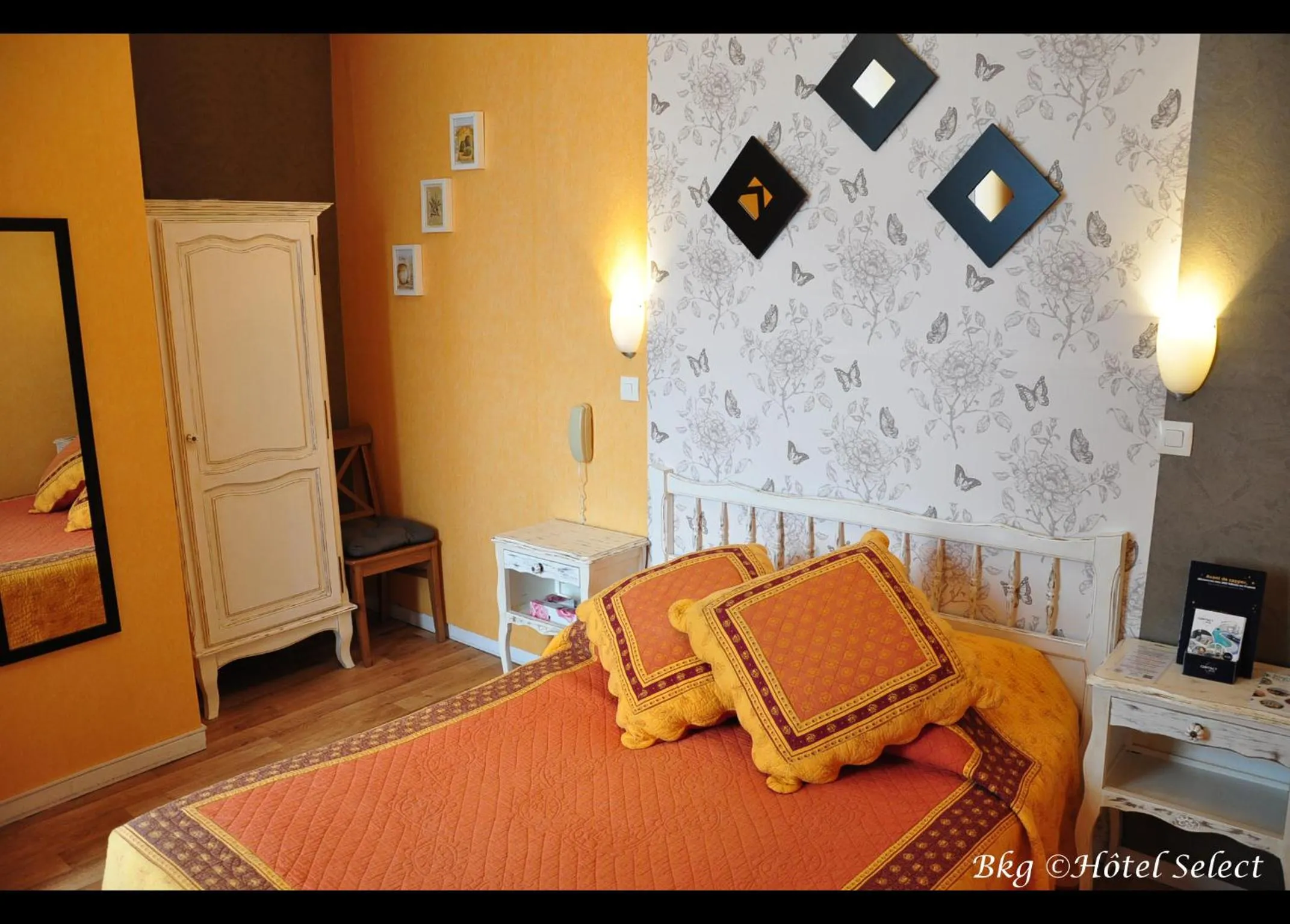 Property building, Bed in Hôtel Select