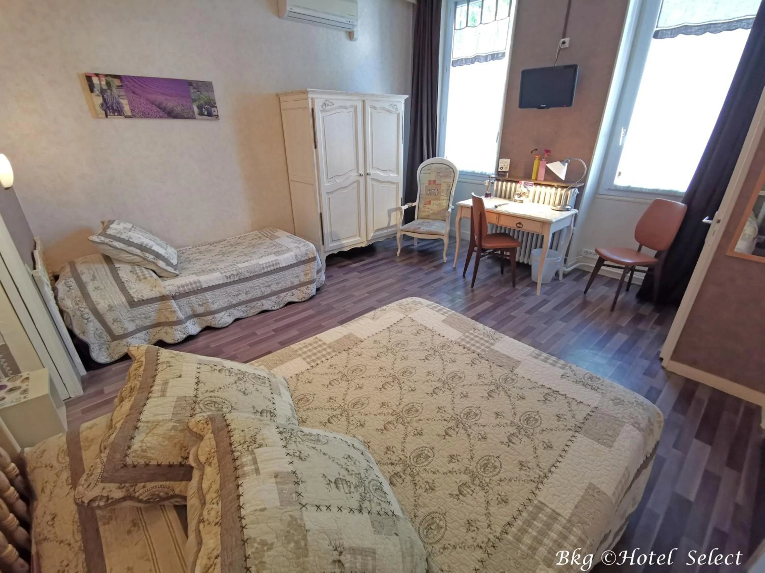 Shower, Bed in Hôtel Select