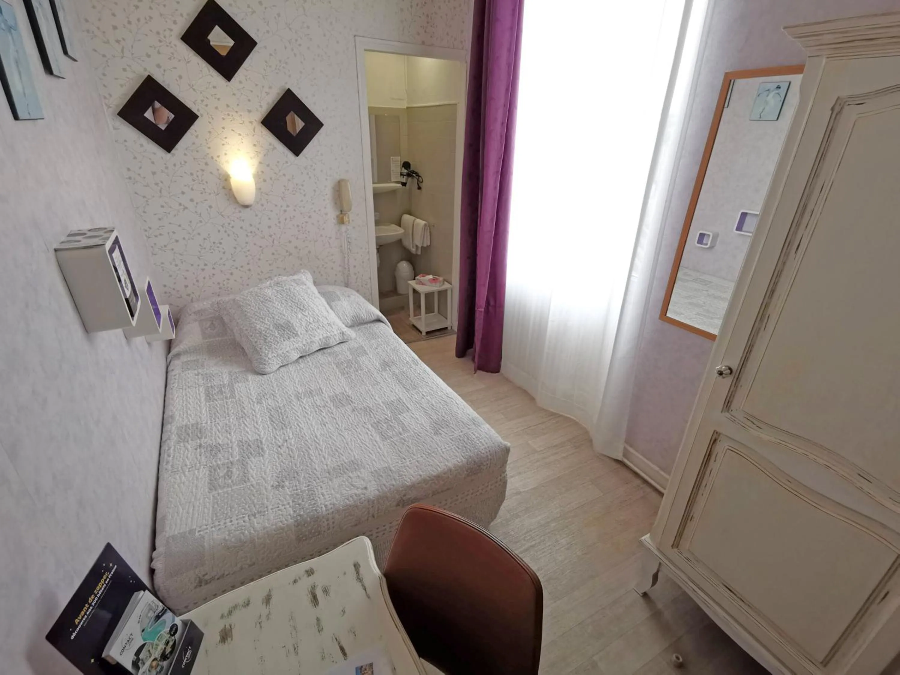 Property building, Bed in Hôtel Select