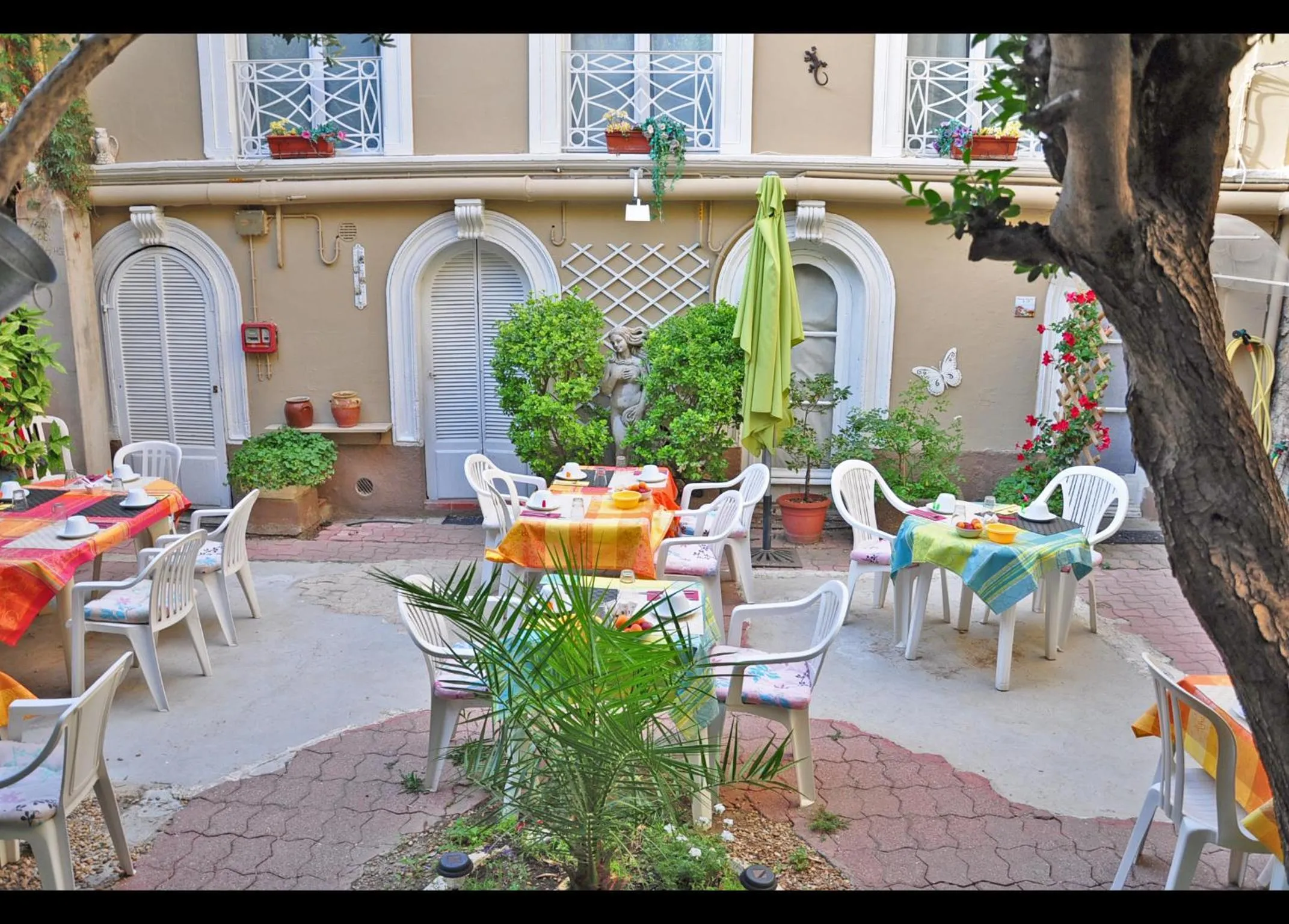 Property building in Hôtel Select