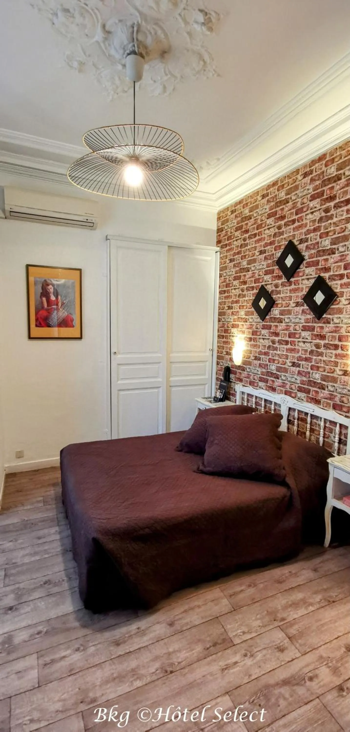 Property building, Bed in Hôtel Select
