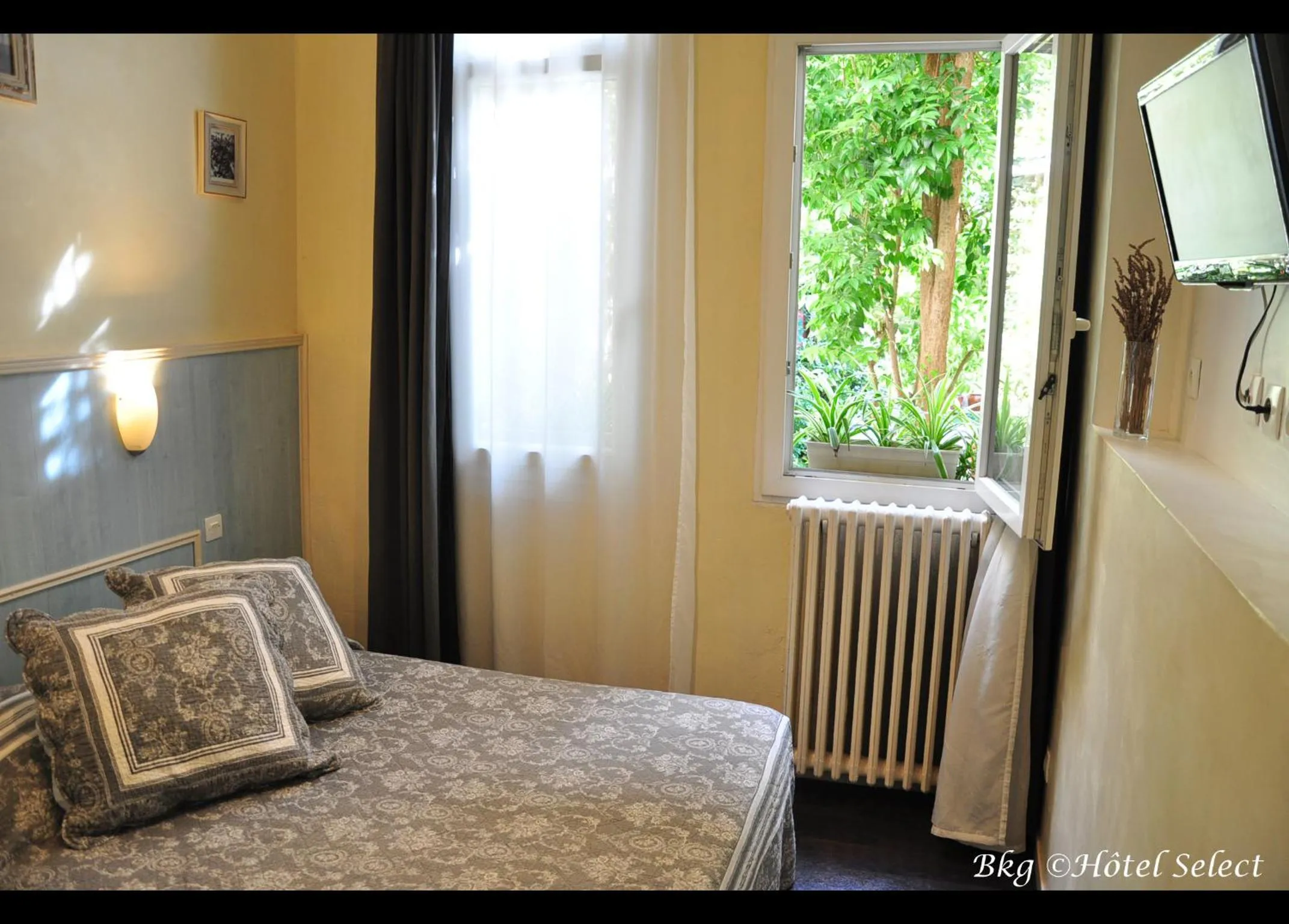 Patio, Bed in Hôtel Select