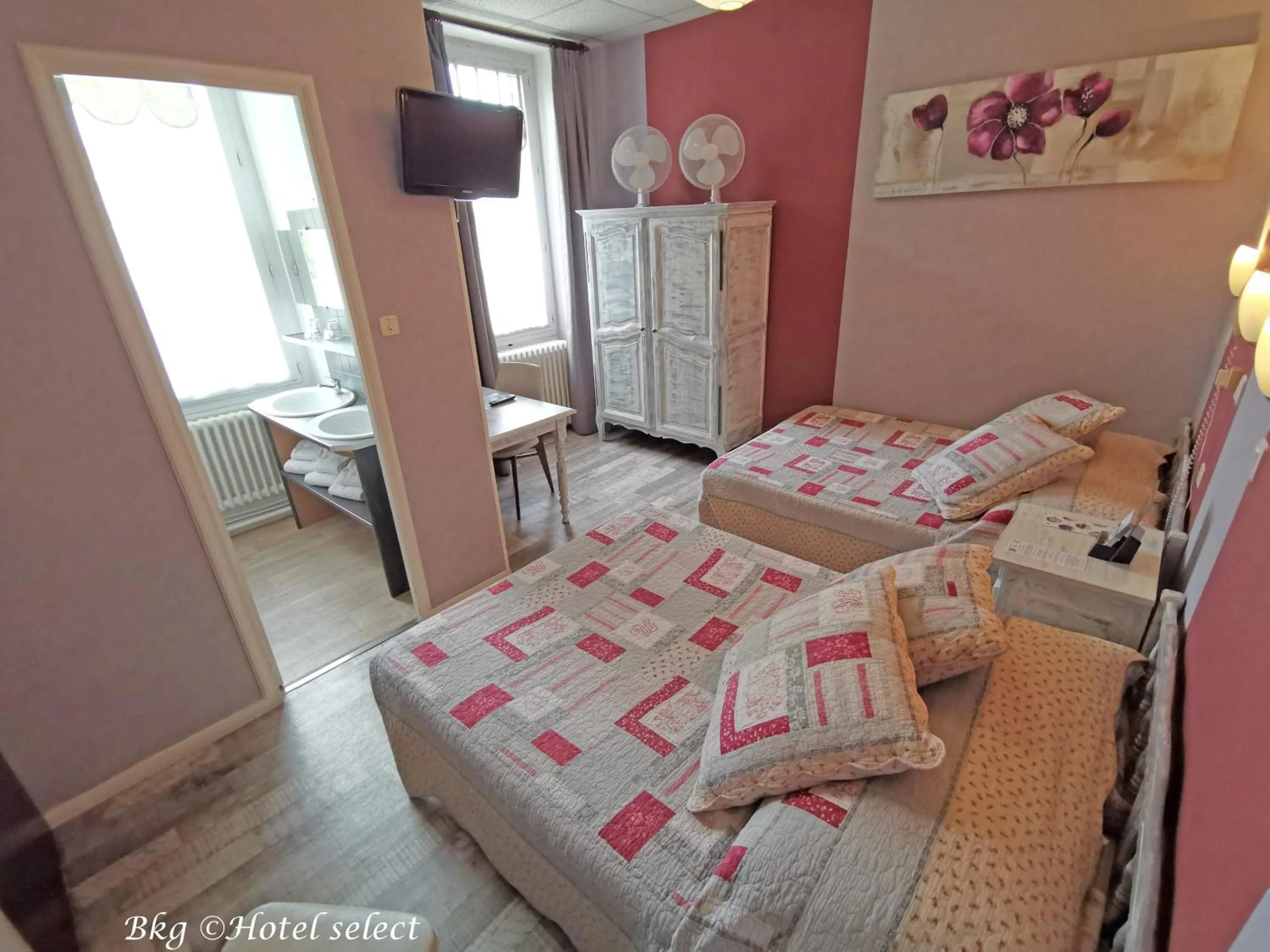 Toilet, Bed in Hôtel Select