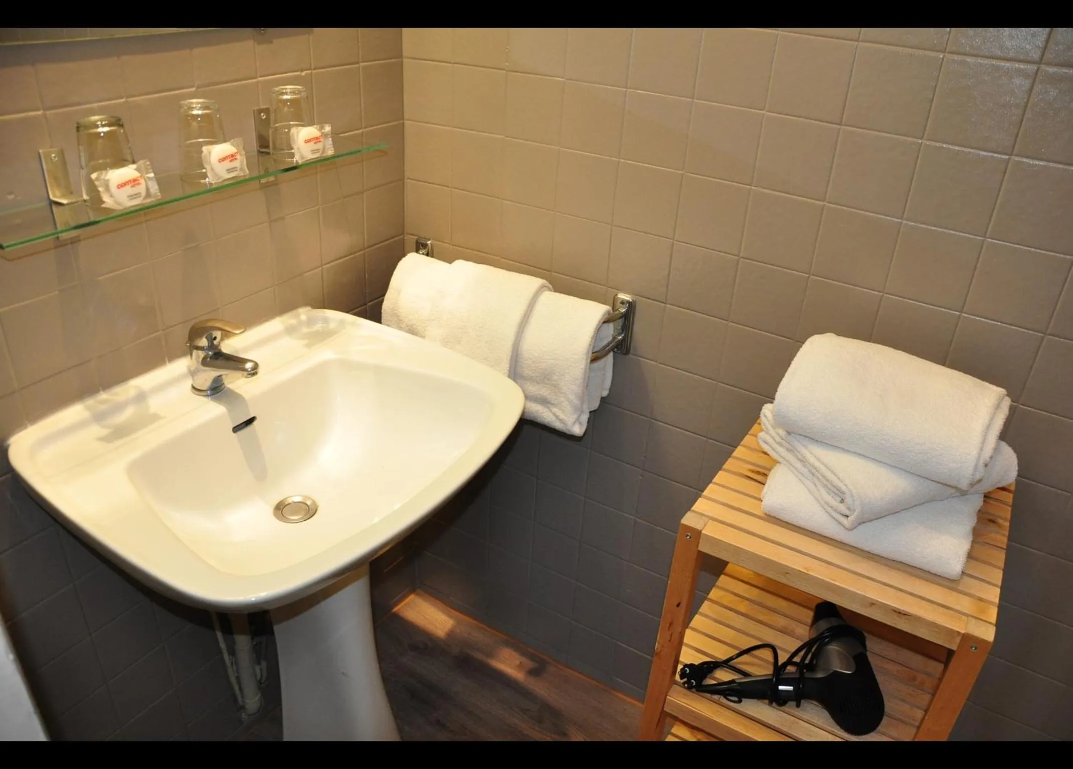 Shower in Hôtel Select