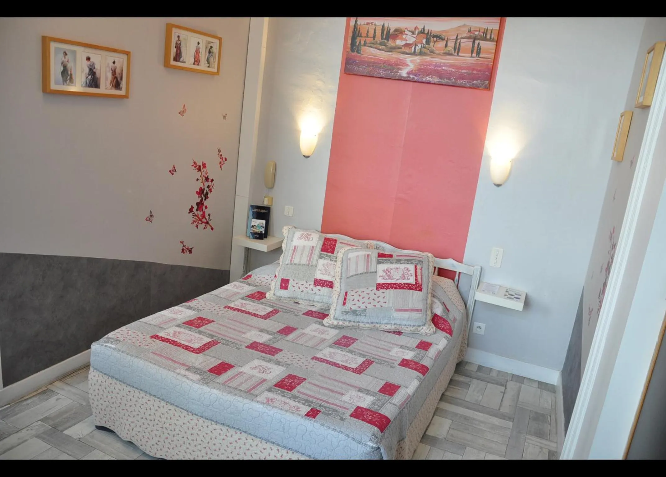 Shower, Bed in Hôtel Select