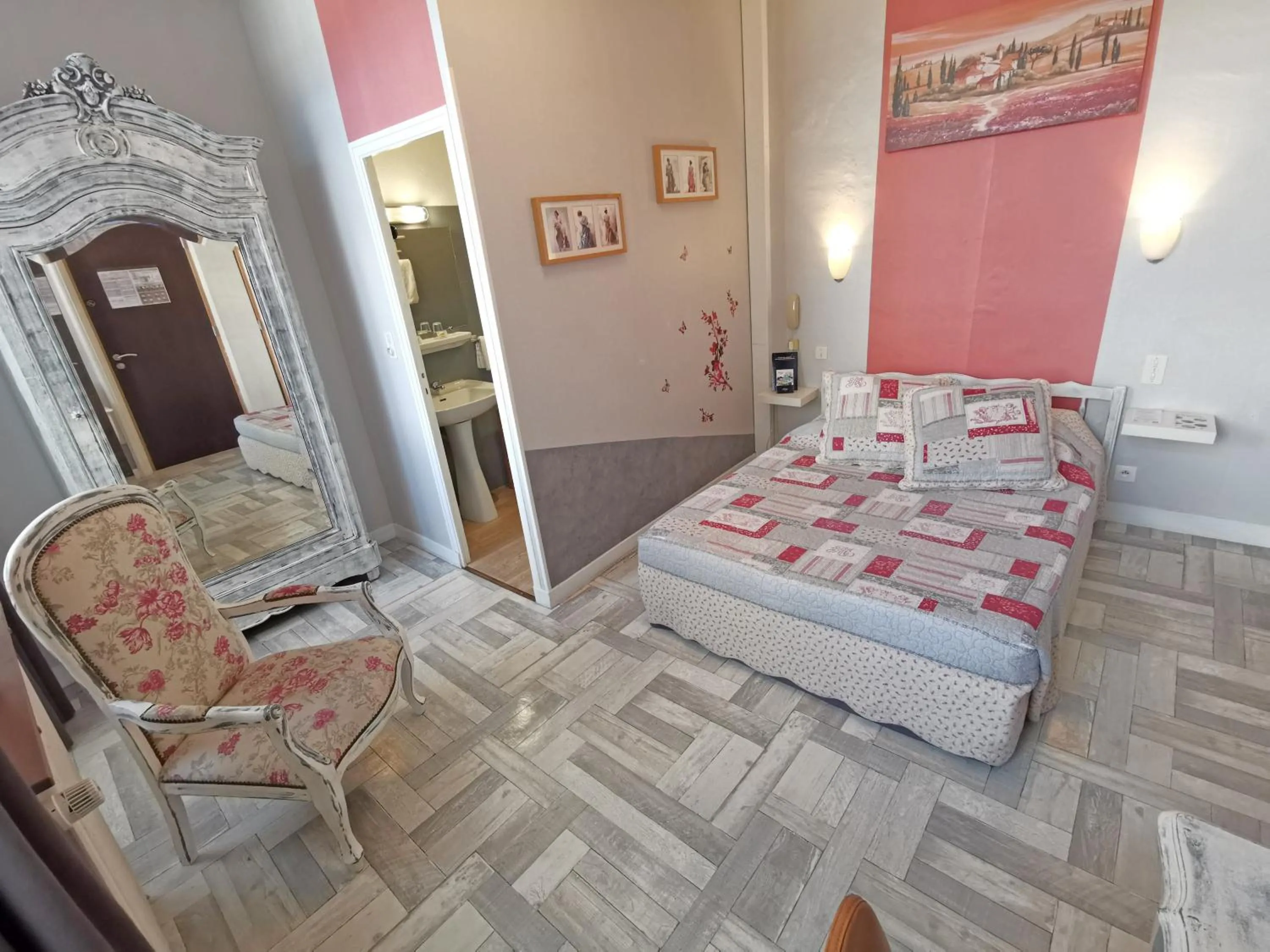 Shower, Bed in Hôtel Select