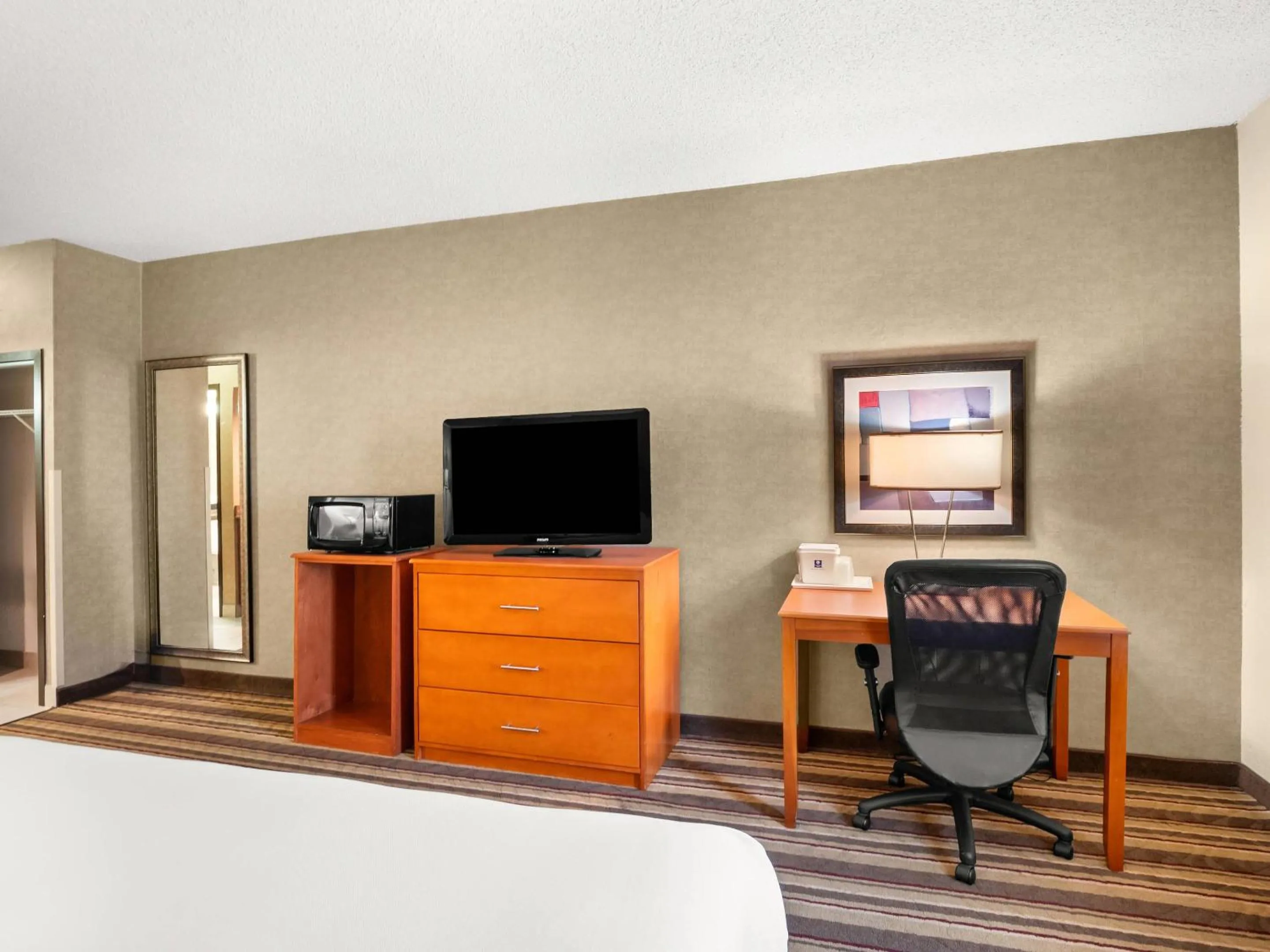 Bedroom in Comfort Inn Metro Airport