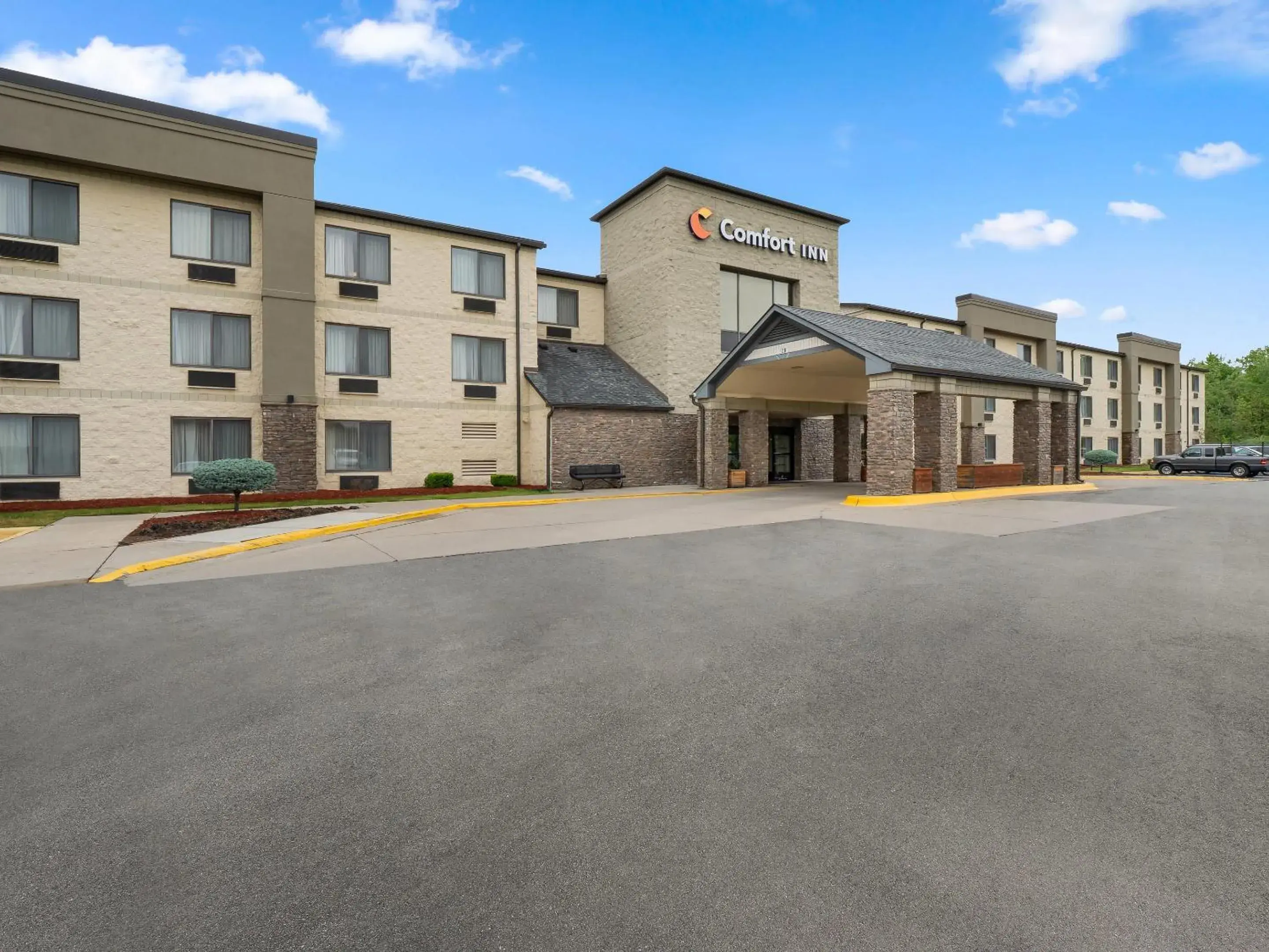 Property building in Comfort Inn Metro Airport Property building in Comfort Inn Metro Airport