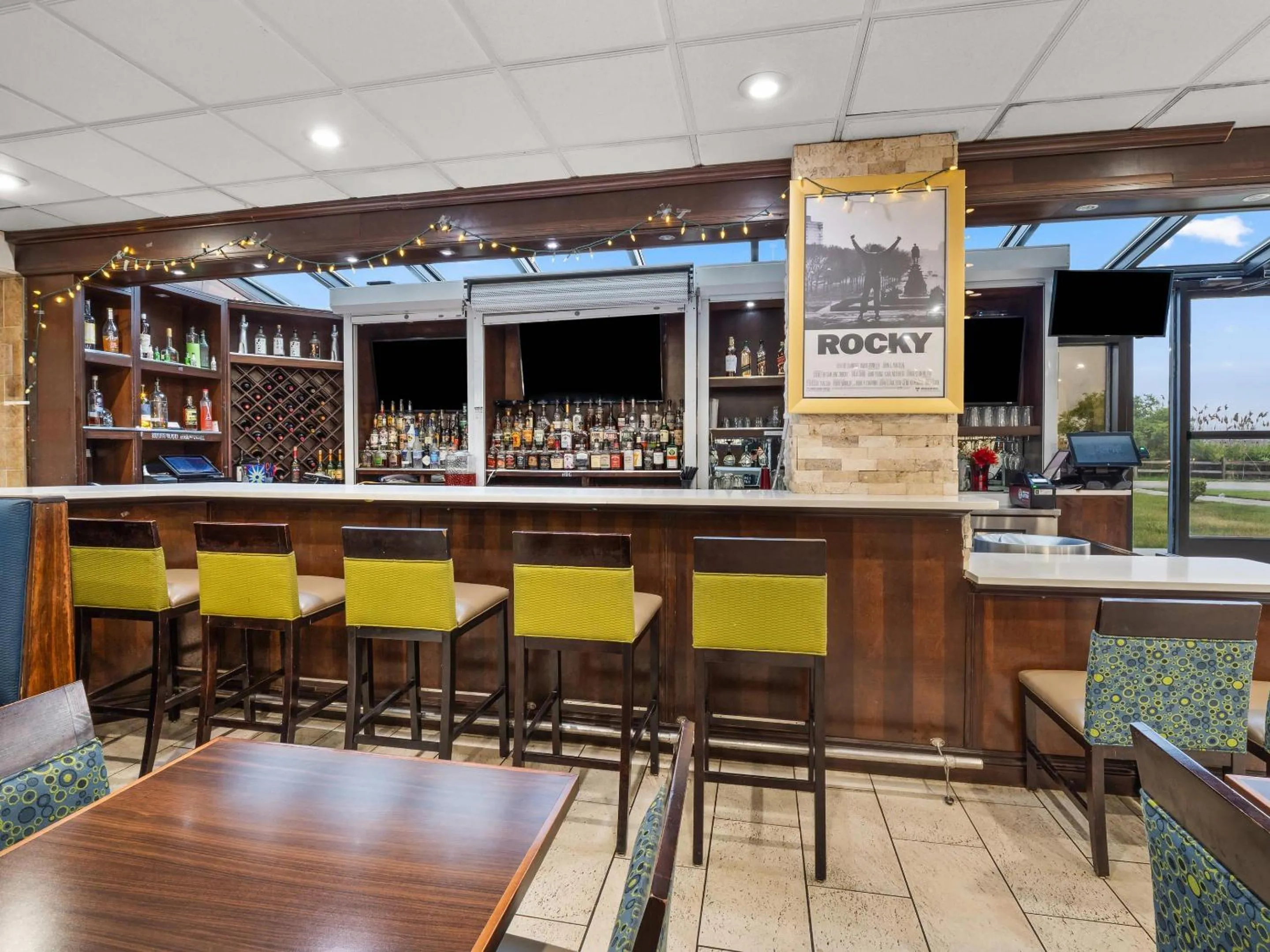 Lounge or bar in Comfort Inn Metro Airport