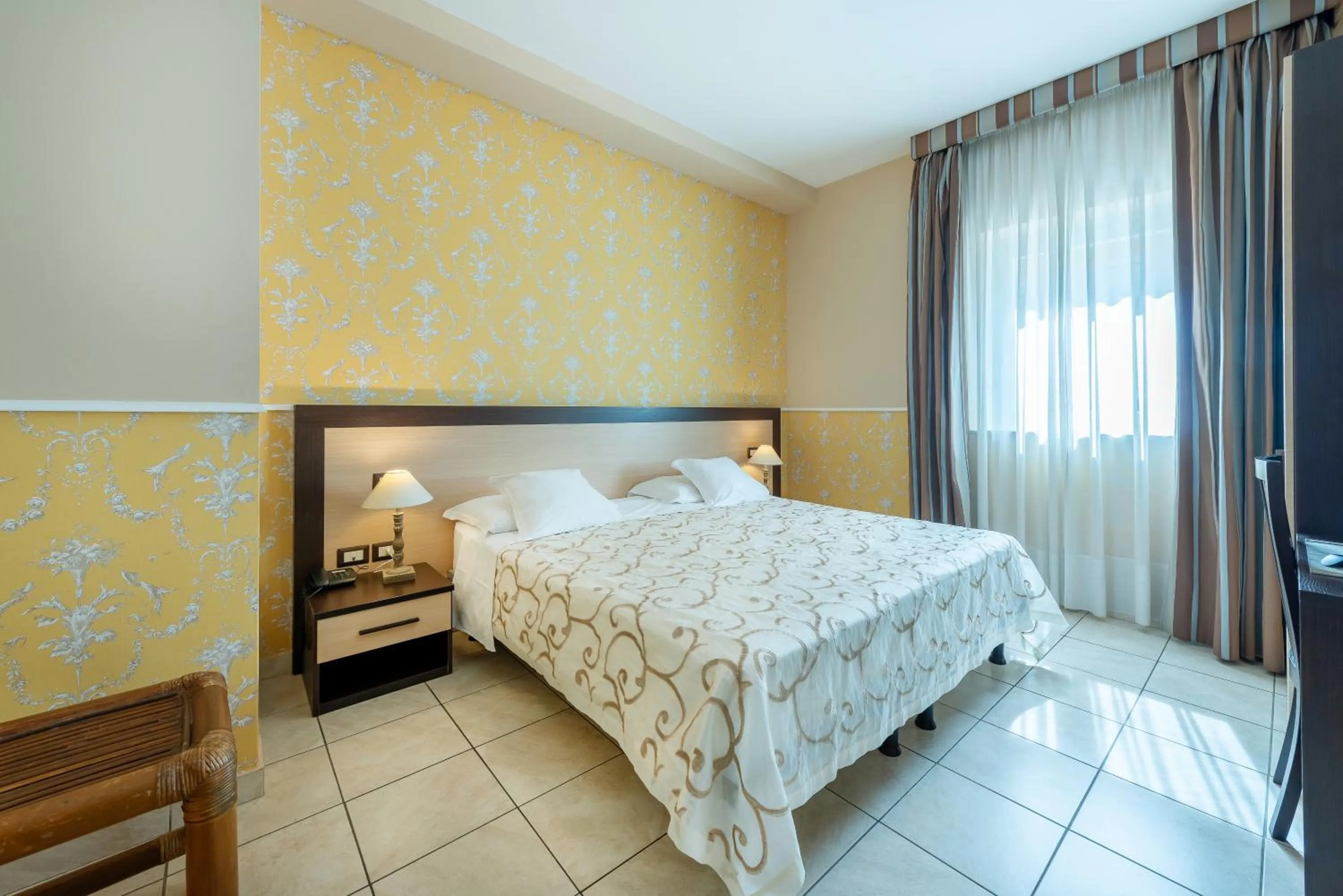 Bed in Hotel De La Ville Relais