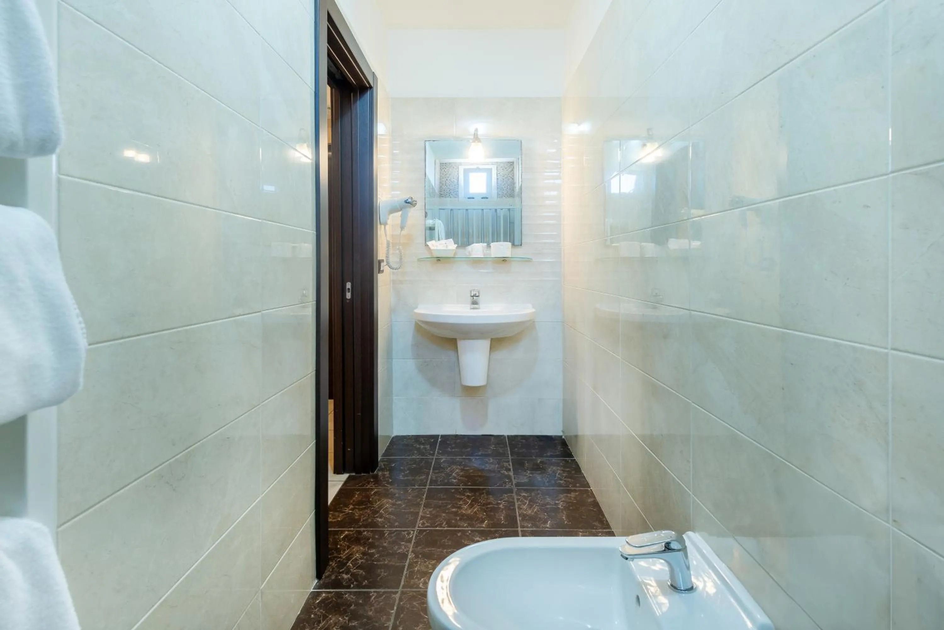 Bathroom in Hotel De La Ville Relais