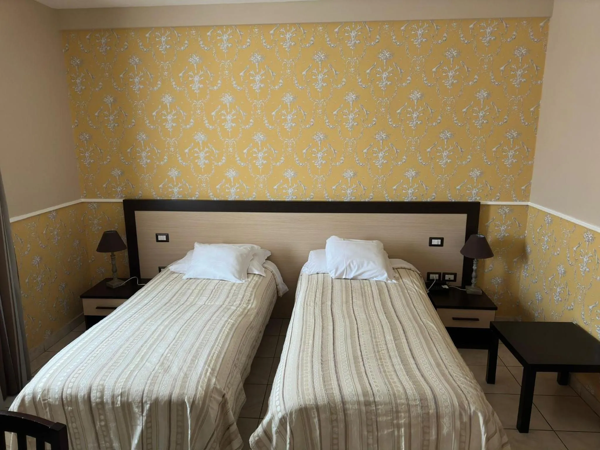 Bed in Hotel De La Ville Relais