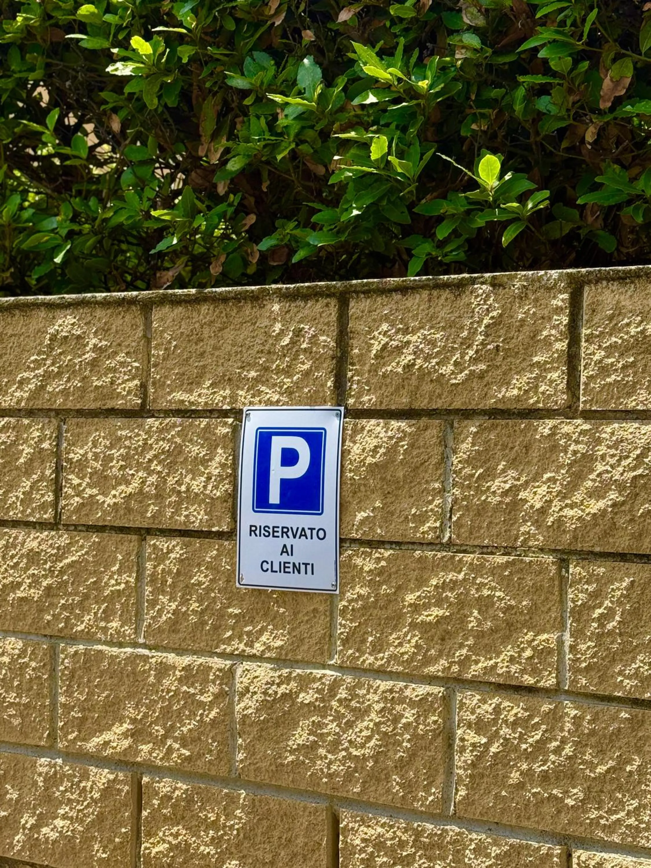 Parking in Hotel De La Ville Relais