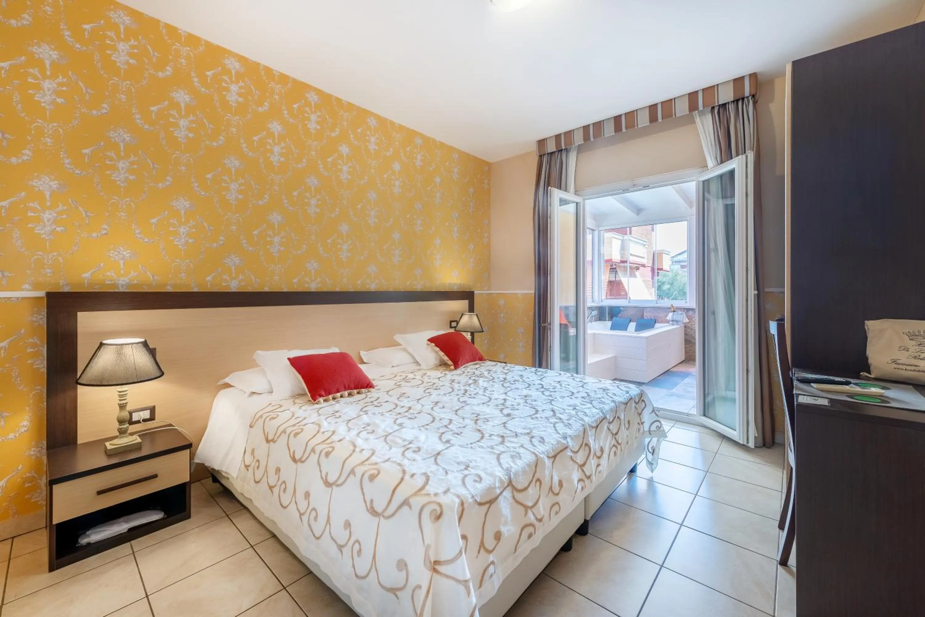 Bed in Hotel De La Ville Relais