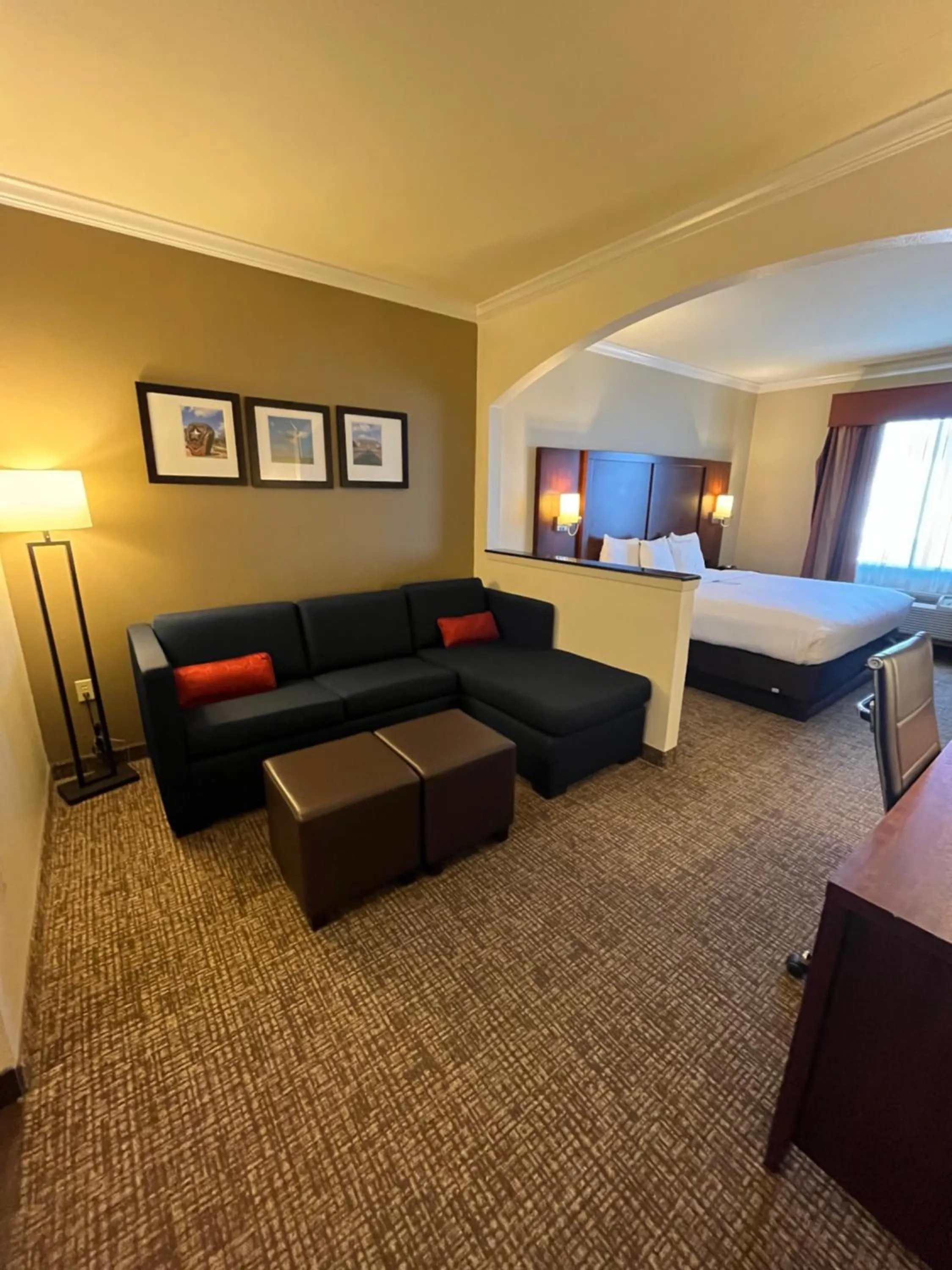 Bed in Comfort Suites Texas Ave