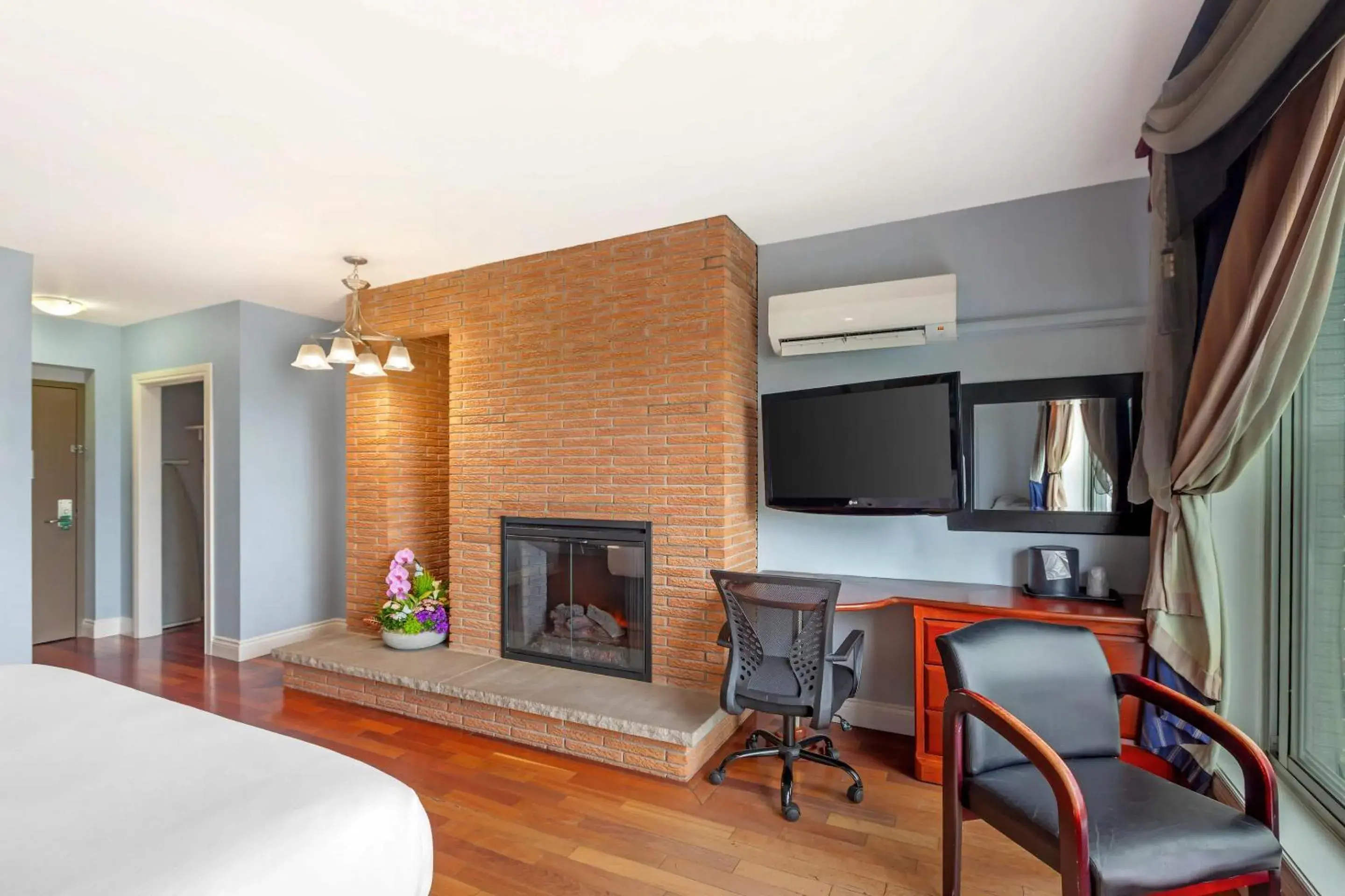 King Room with River View in Quality Hotel Fallsview Cascade King Room with River View in Quality Hotel Fallsview Cascade