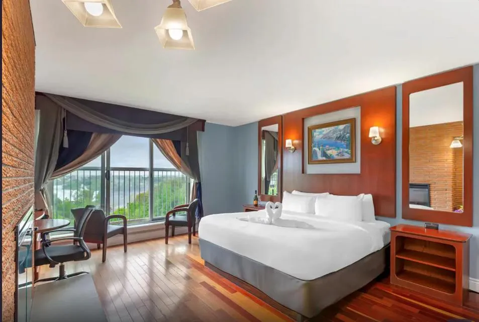 Bed in Quality Hotel Fallsview Cascade