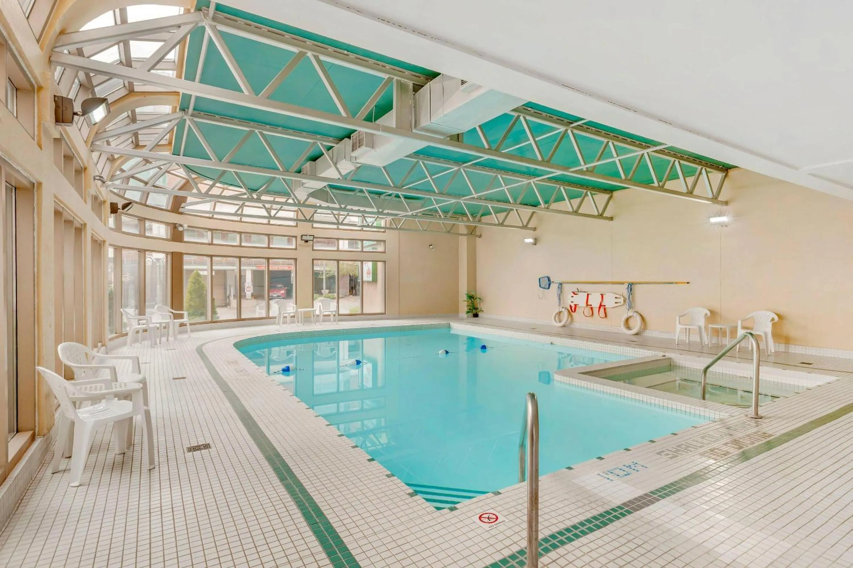 Swimming pool in Quality Hotel Fallsview Cascade