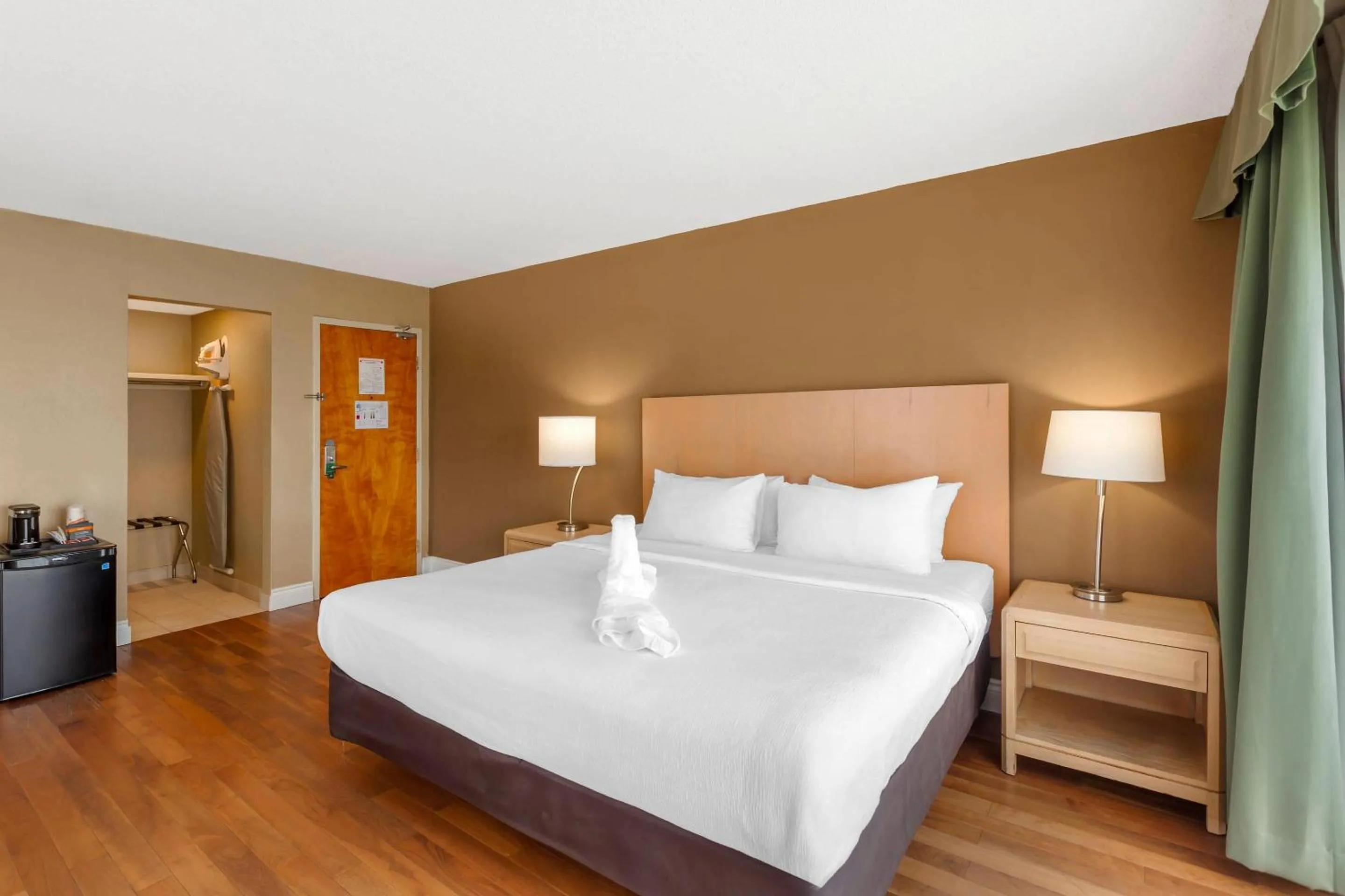 Bedroom, Bed in Quality Hotel Fallsview Cascade