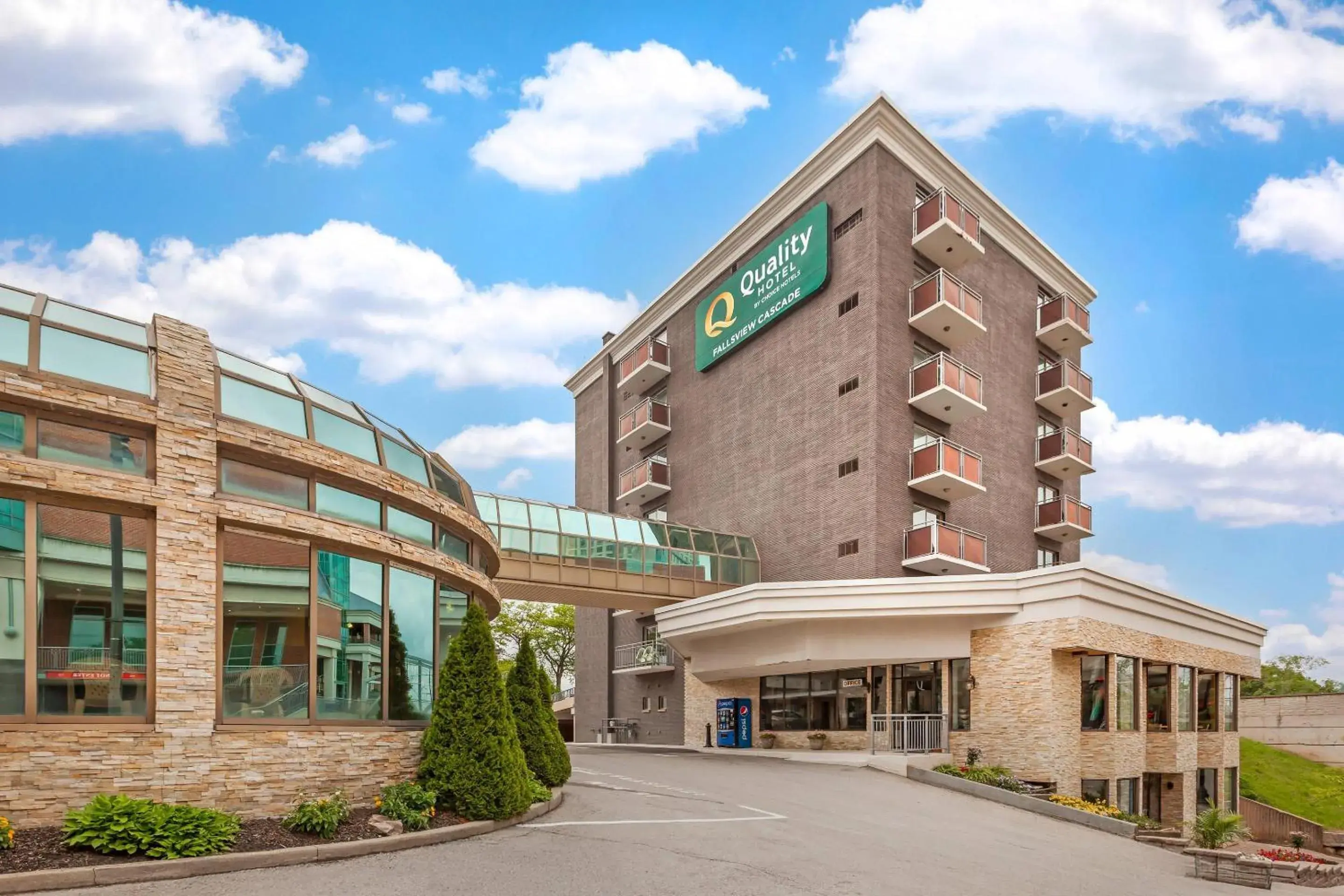 Property building in Quality Hotel Fallsview Cascade Property building in Quality Hotel Fallsview Cascade