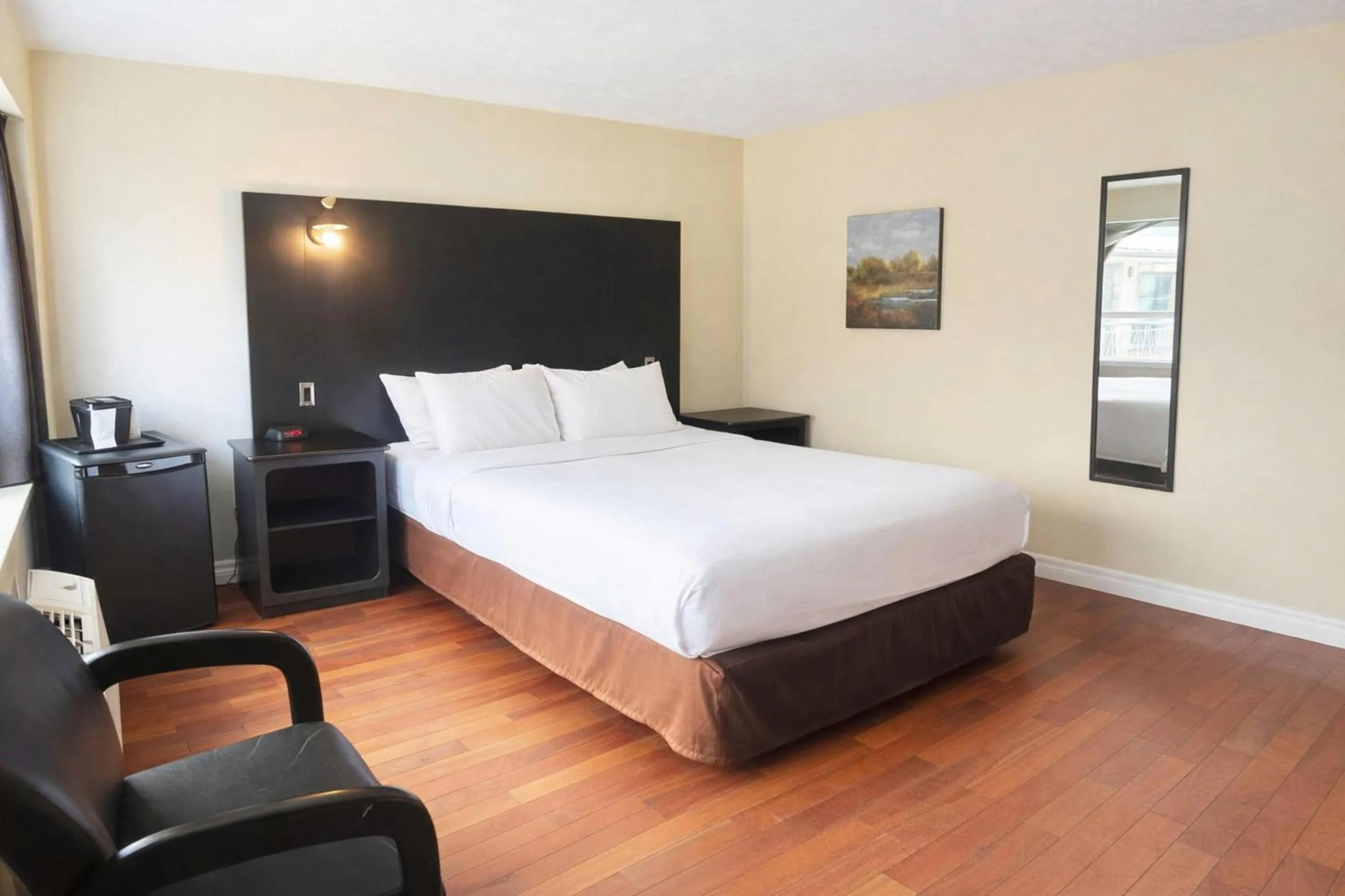 Bedroom, Bed in Quality Hotel Fallsview Cascade