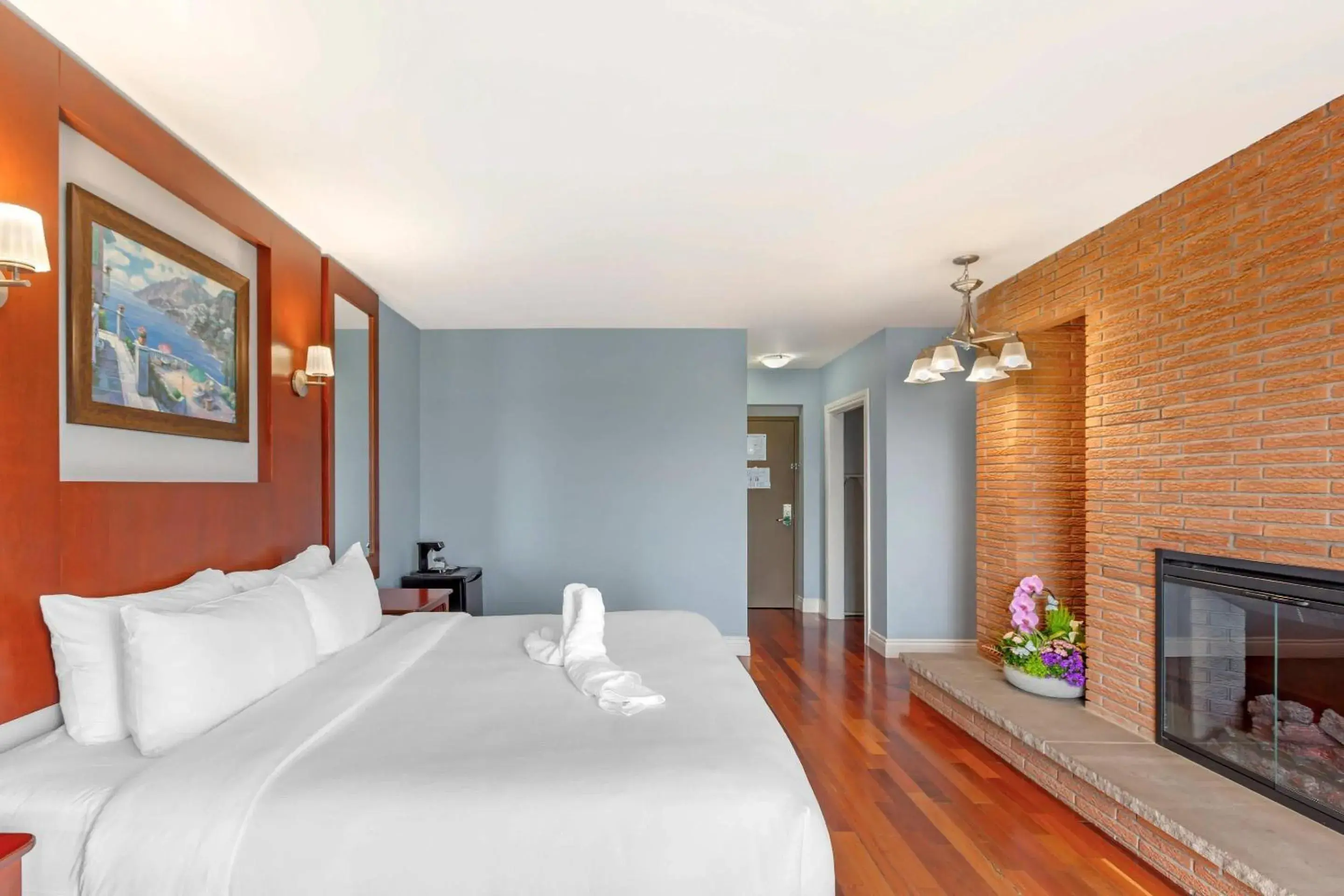 King Room - Higher Floor in Quality Hotel Fallsview Cascade King Room - Higher Floor in Quality Hotel Fallsview Cascade