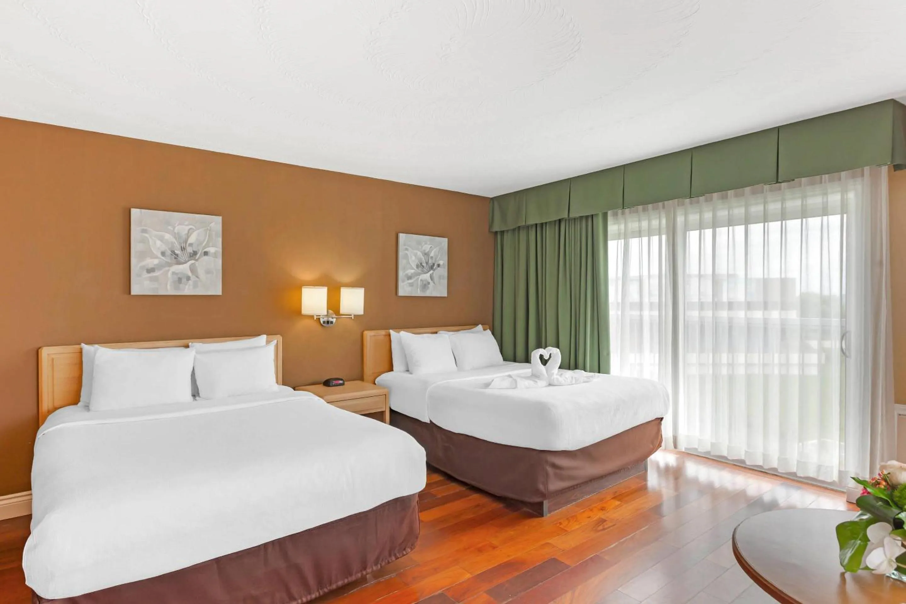 Bedroom, Bed in Quality Hotel Fallsview Cascade