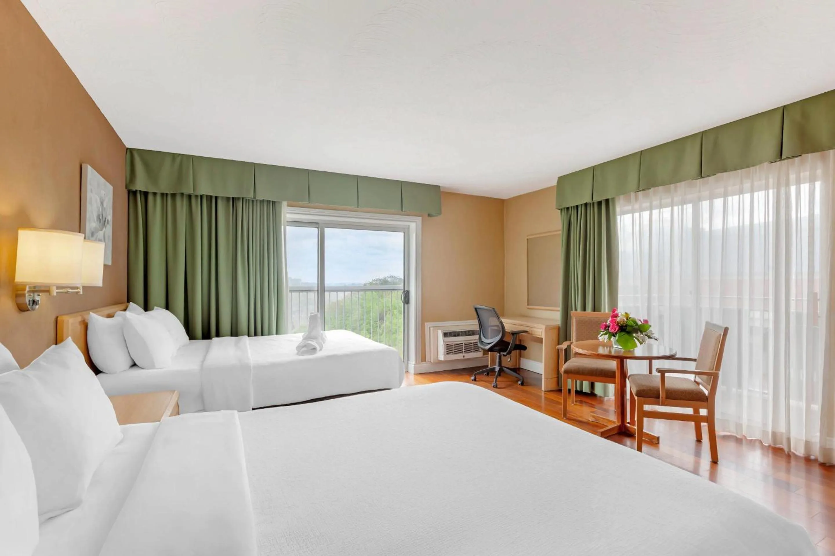 Bedroom, Bed in Quality Hotel Fallsview Cascade