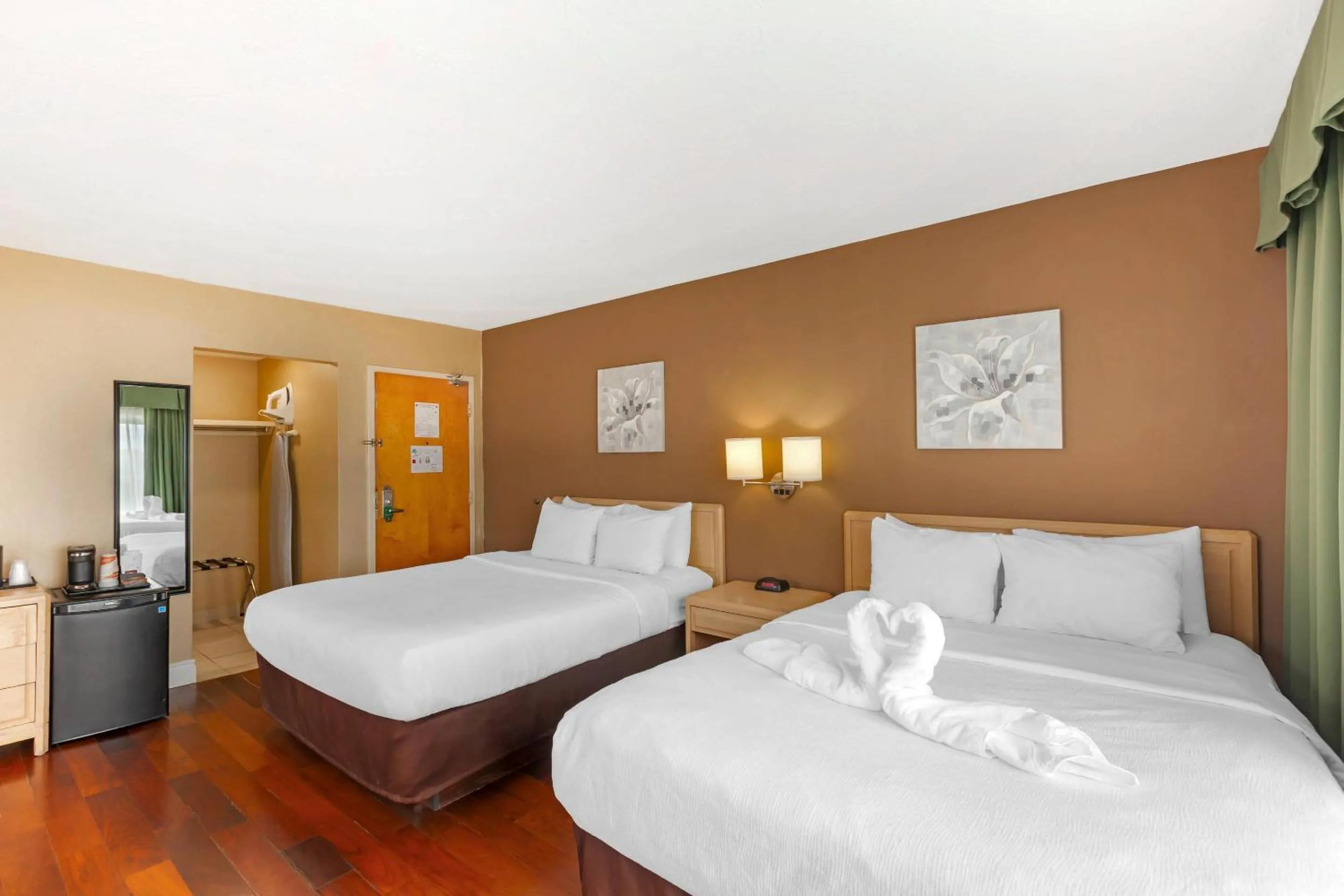 Bedroom, Bed in Quality Hotel Fallsview Cascade