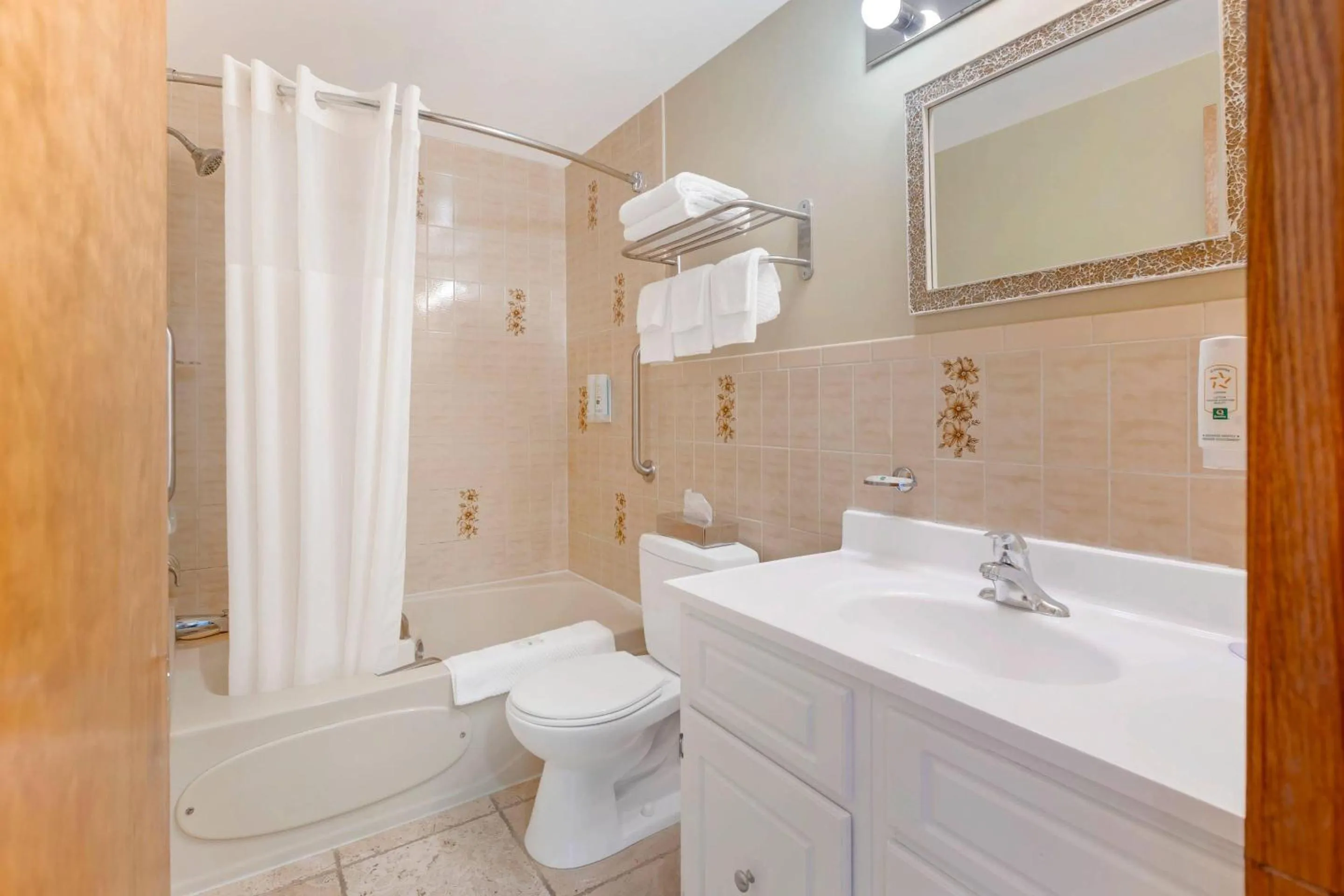 Bedroom in Quality Hotel Fallsview Cascade