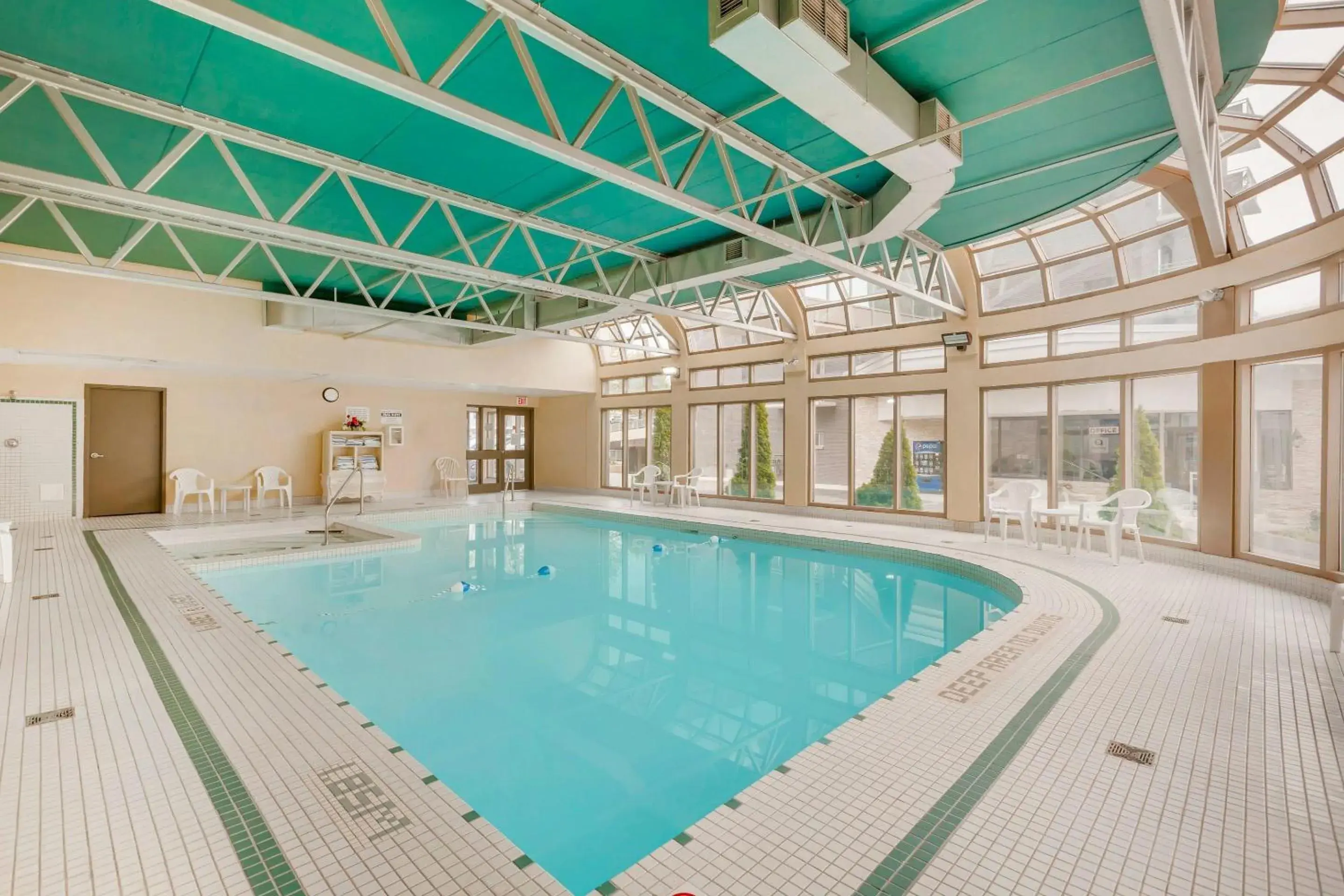 Swimming pool in Quality Hotel Fallsview Cascade Swimming pool in Quality Hotel Fallsview Cascade