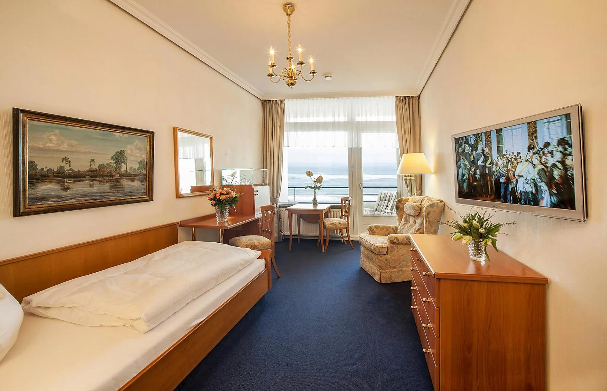 Photo of the whole room, Bed in Strandhotel Monbijou GmbH garni
