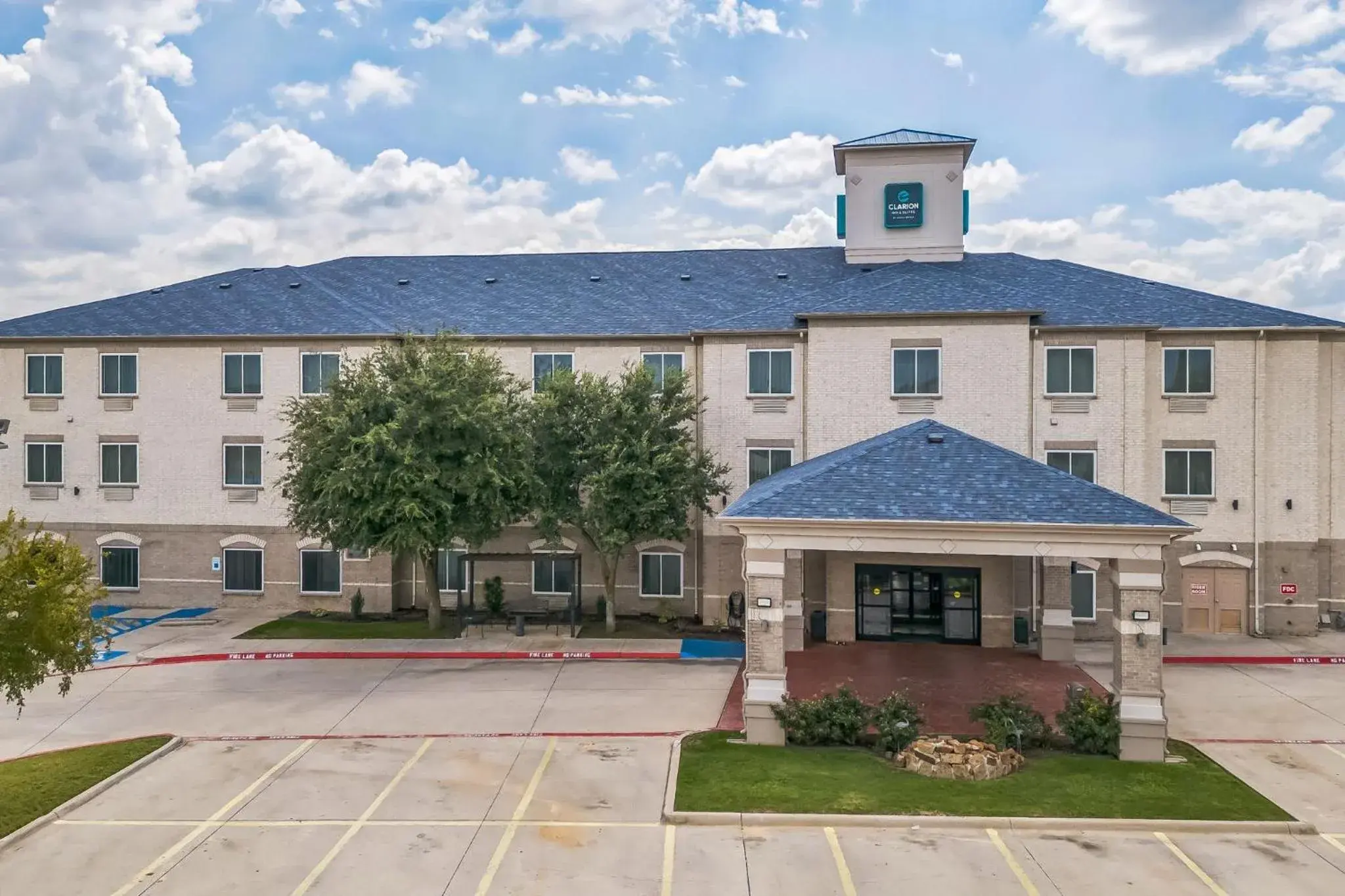 Property building in Clarion Inn & Suites Weatherford South Property building in Clarion Inn & Suites Weatherford South