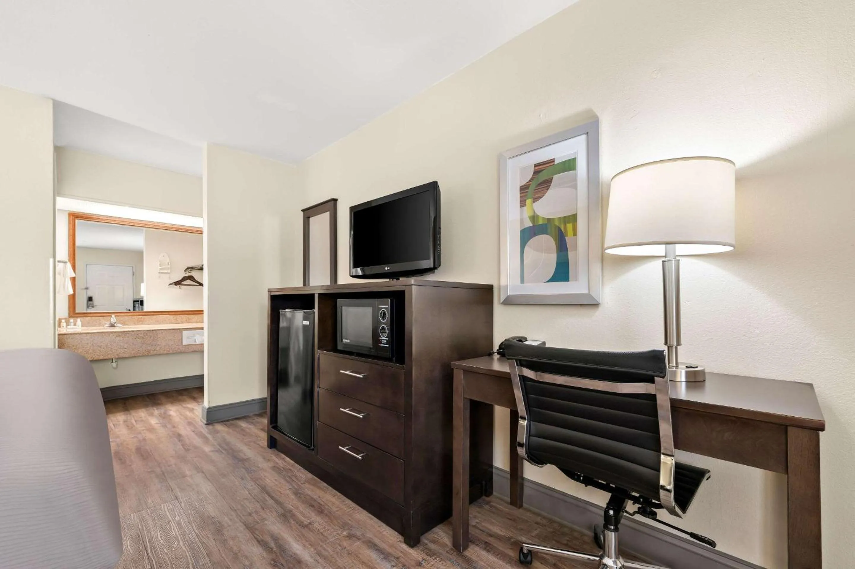 Bedroom in Quality Inn Pelham I-65 exit 246