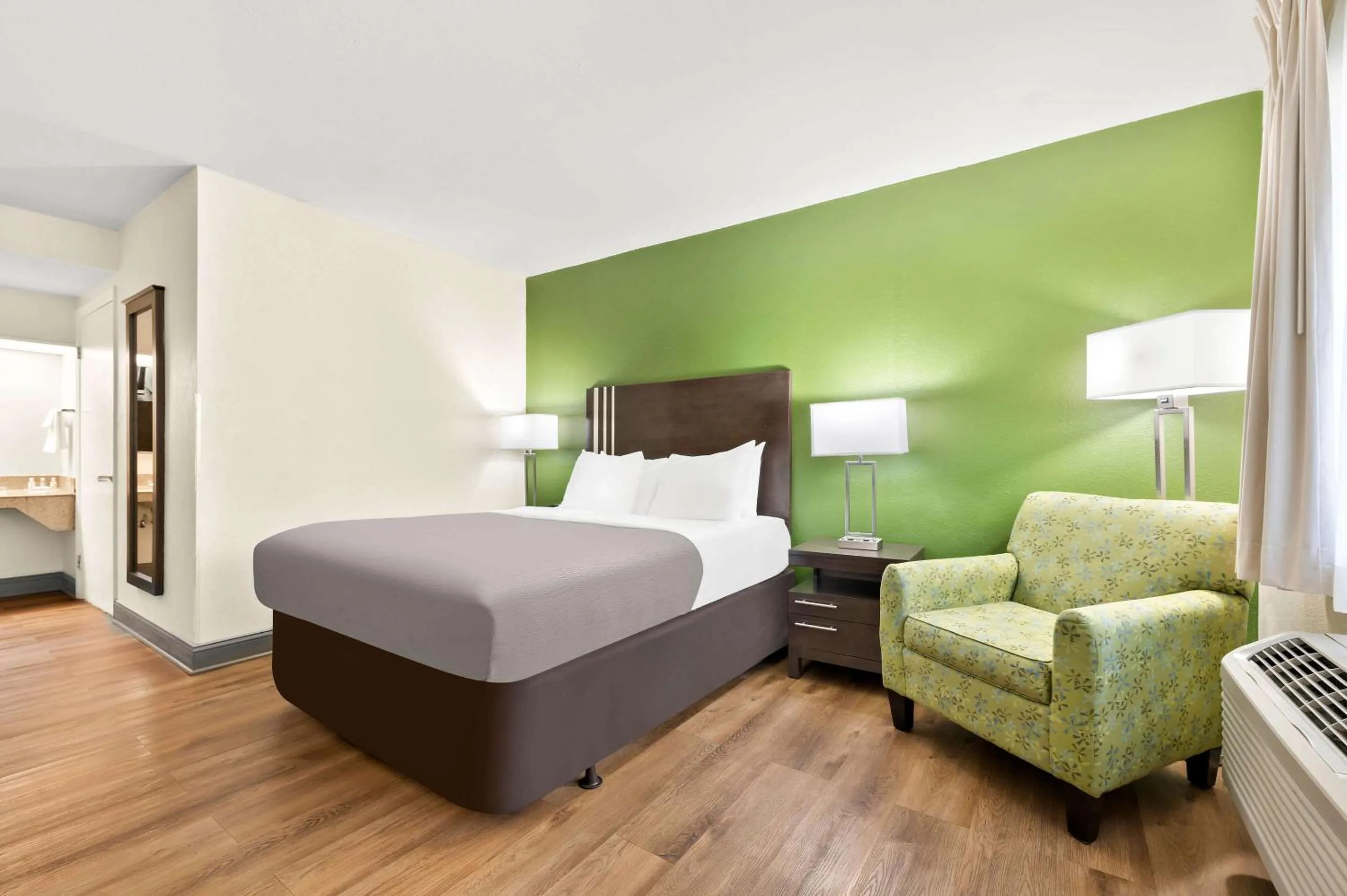 Bedroom, Bed in Quality Inn Pelham I-65 exit 246