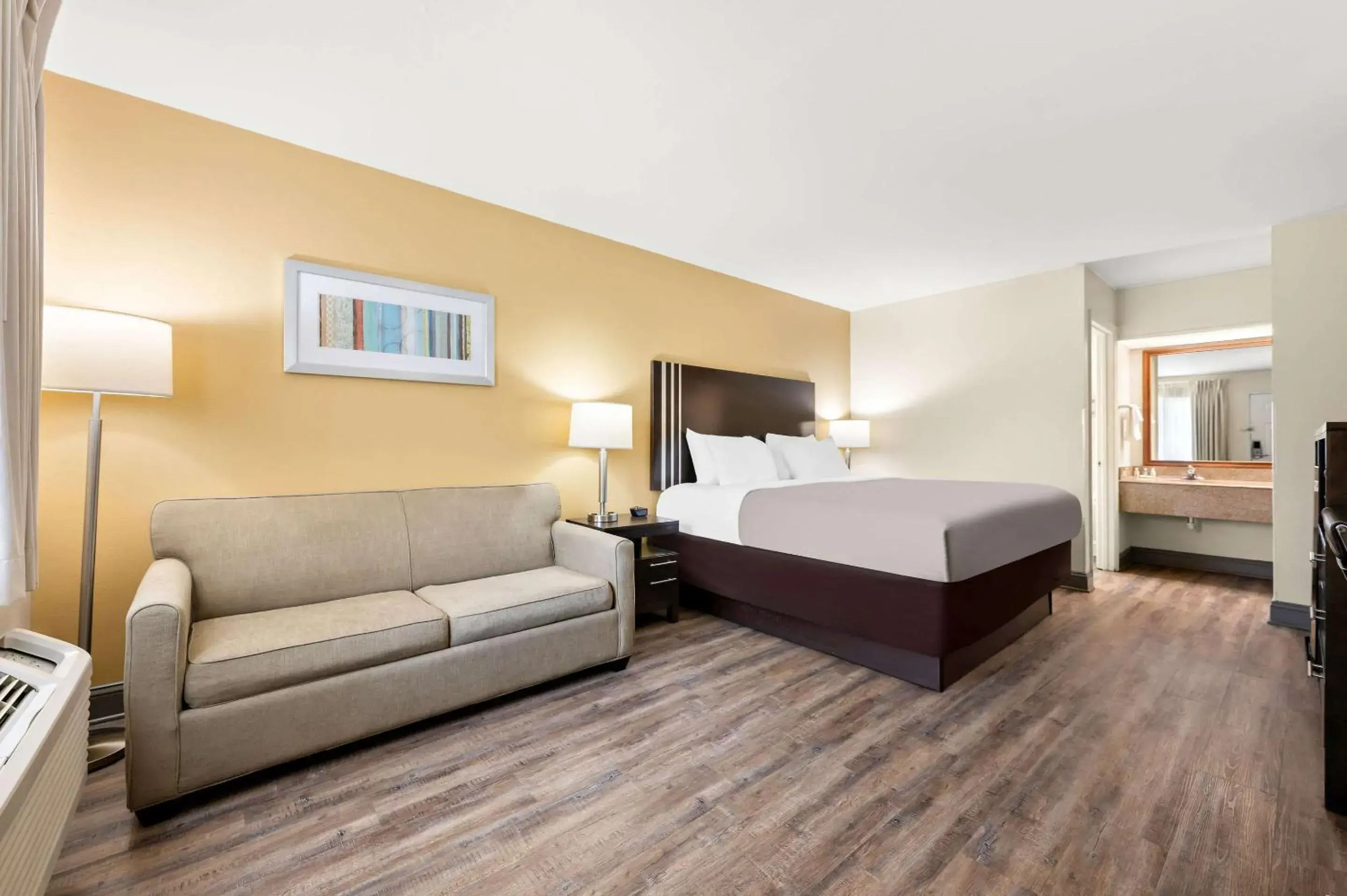 Bedroom, Bed in Quality Inn Pelham I-65 exit 246 Bedroom, Bed in Quality Inn Pelham I-65 exit 246