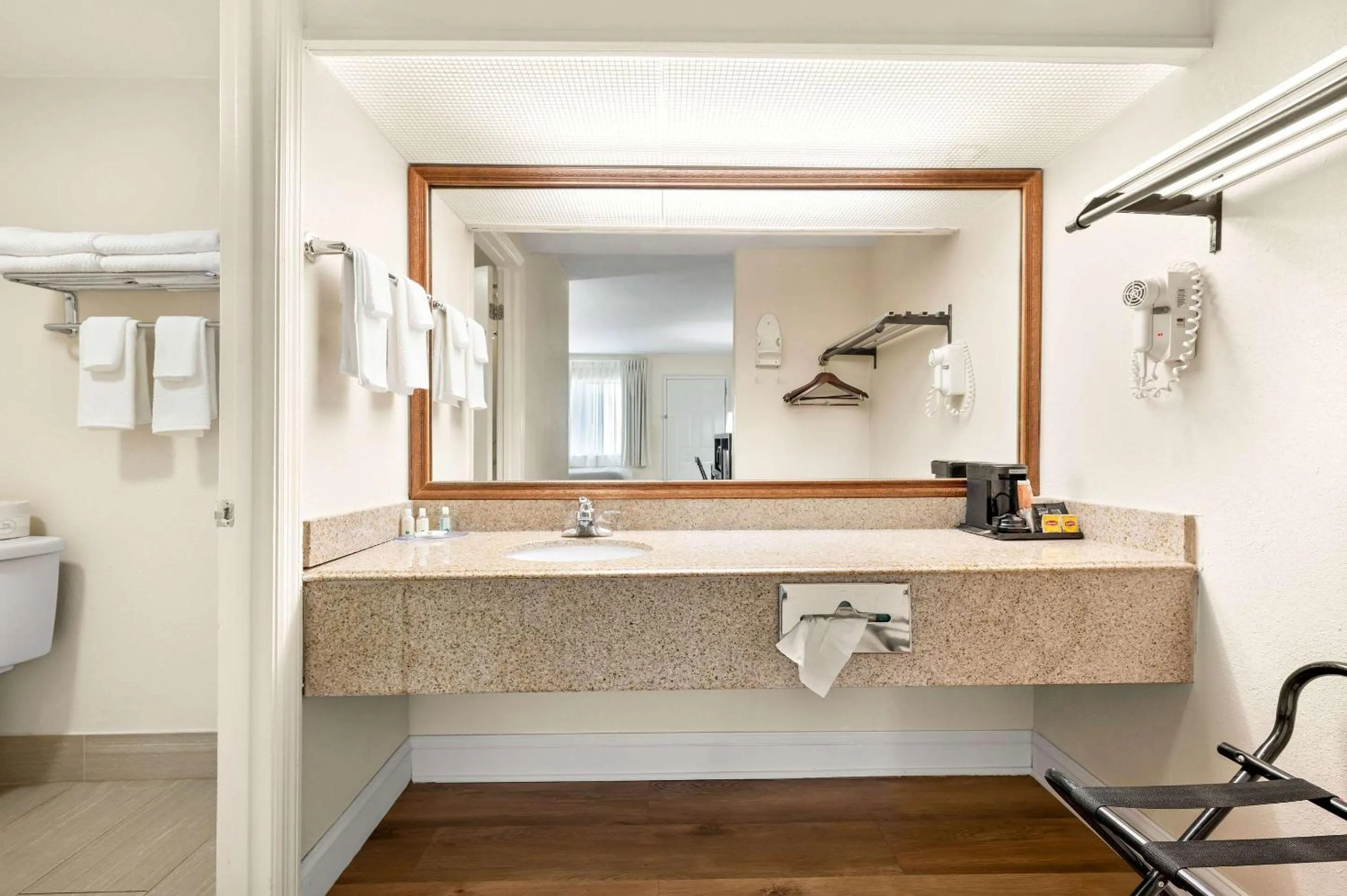 Bedroom in Quality Inn Pelham I-65 exit 246