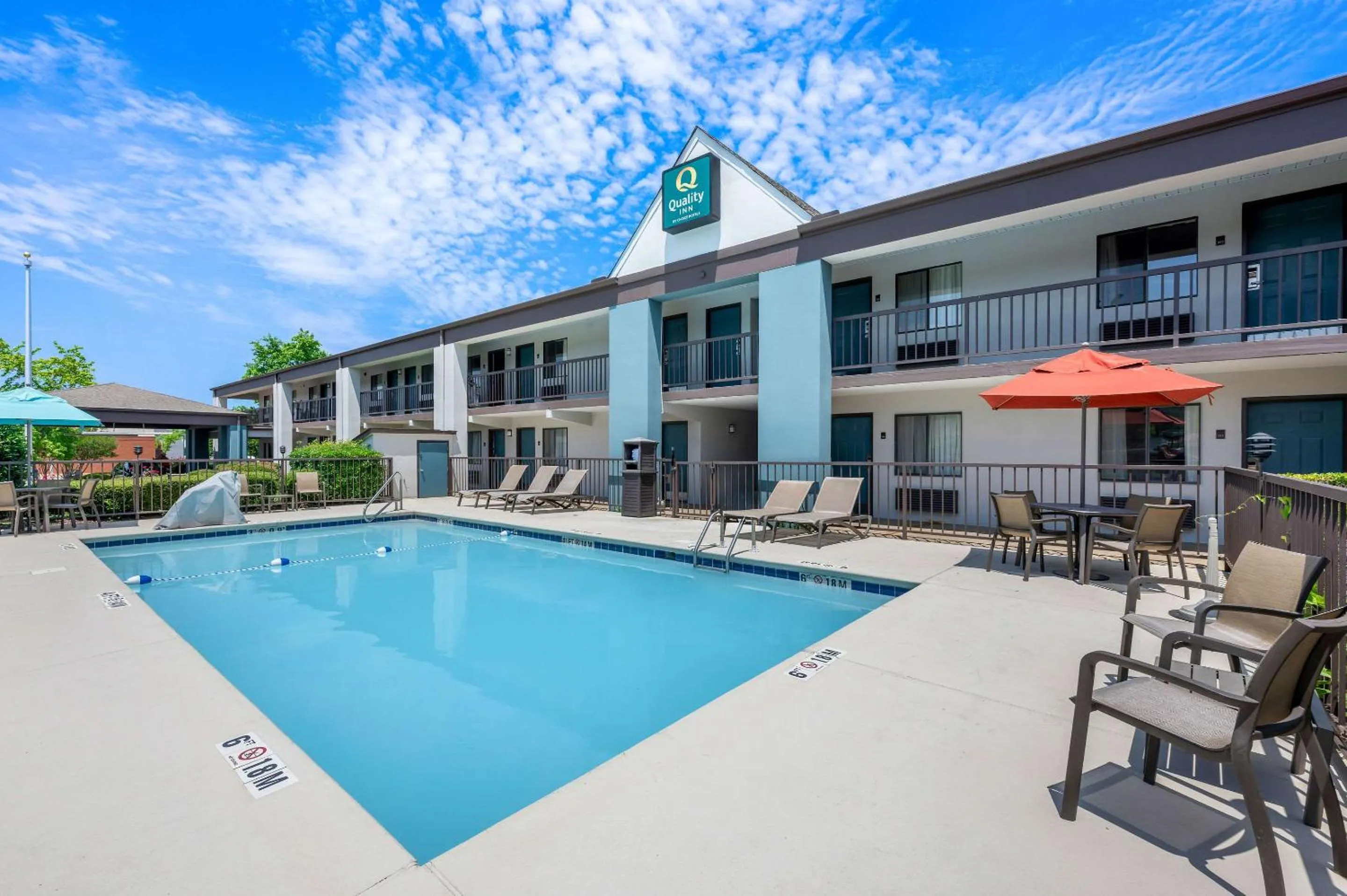 Swimming pool in Quality Inn Pelham I-65 exit 246