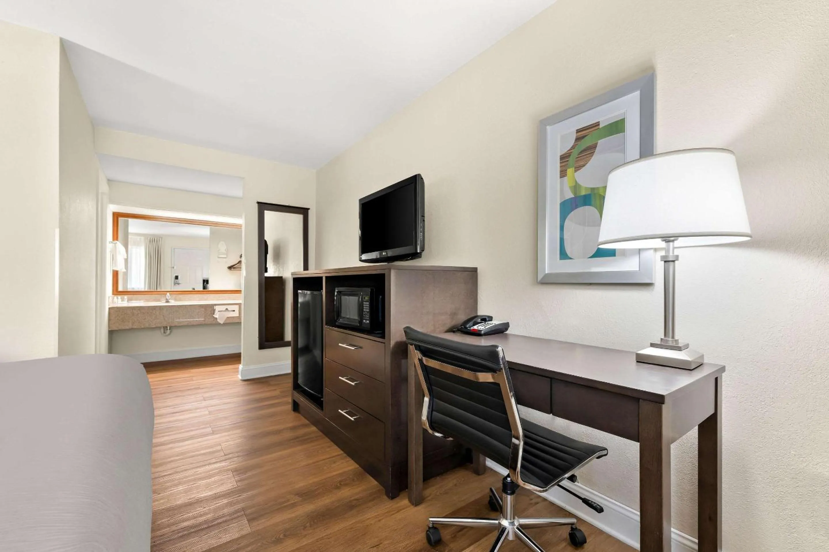 Bedroom in Quality Inn Pelham I-65 exit 246